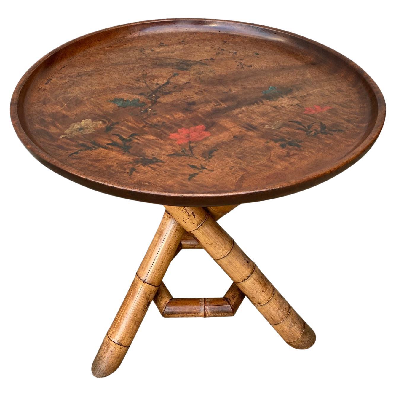 Runder Dreibein-Tisch aus Bambus im Kolonialstil des 19. Jahrhunderts im Angebot
