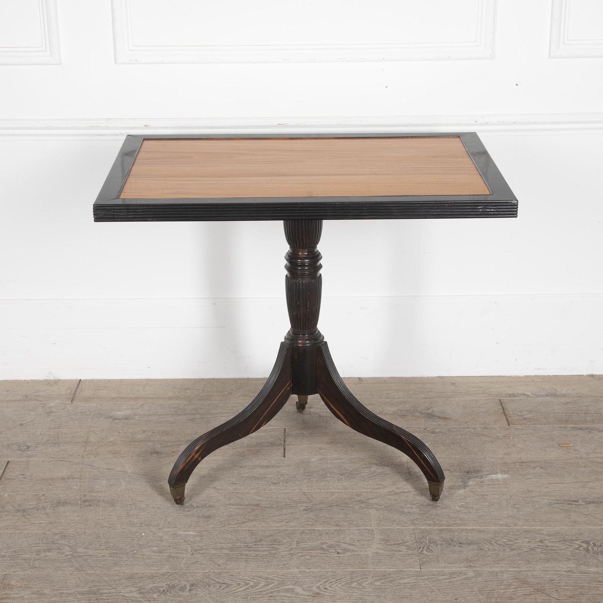 Table tripode Coloni du 19ème siècle en ébène massif et bois de satin. 
La partie supérieure rectangulaire est surmontée d'une élégante tige cannelée en forme de vase. 
Une pièce extrêmement sobre qui fait preuve d'un chic intemporel.