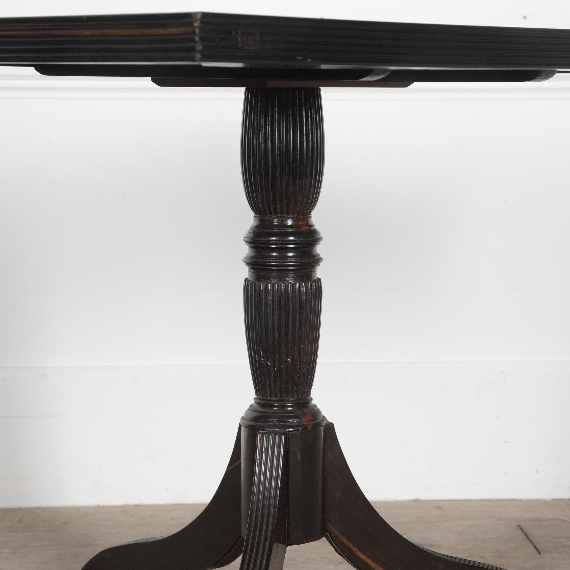 XIXe siècle Table de centre en ébène et bois de satin Coloni du 19e siècle en vente