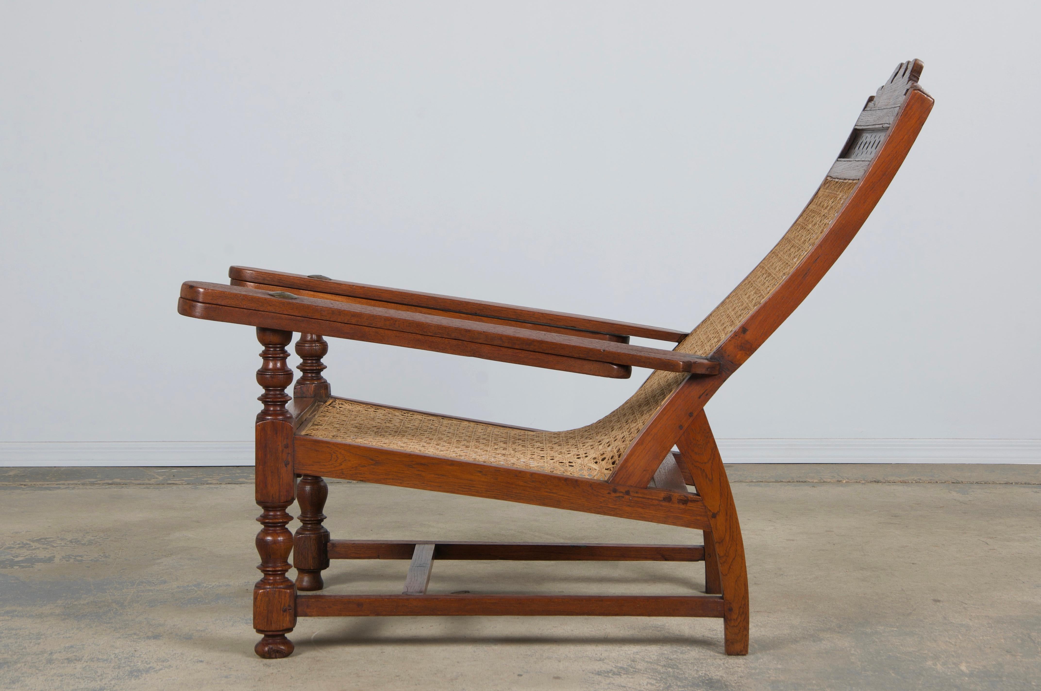 Une exquise chaise de plantation traditionnelle Anglo-Indienne Coloni du milieu du 19ème siècle, provenant de Provence, France. Magnifiquement fabriqué à la main en bois d'acajou massif avec une couronne sculptée et un cadre surdimensionné avec une