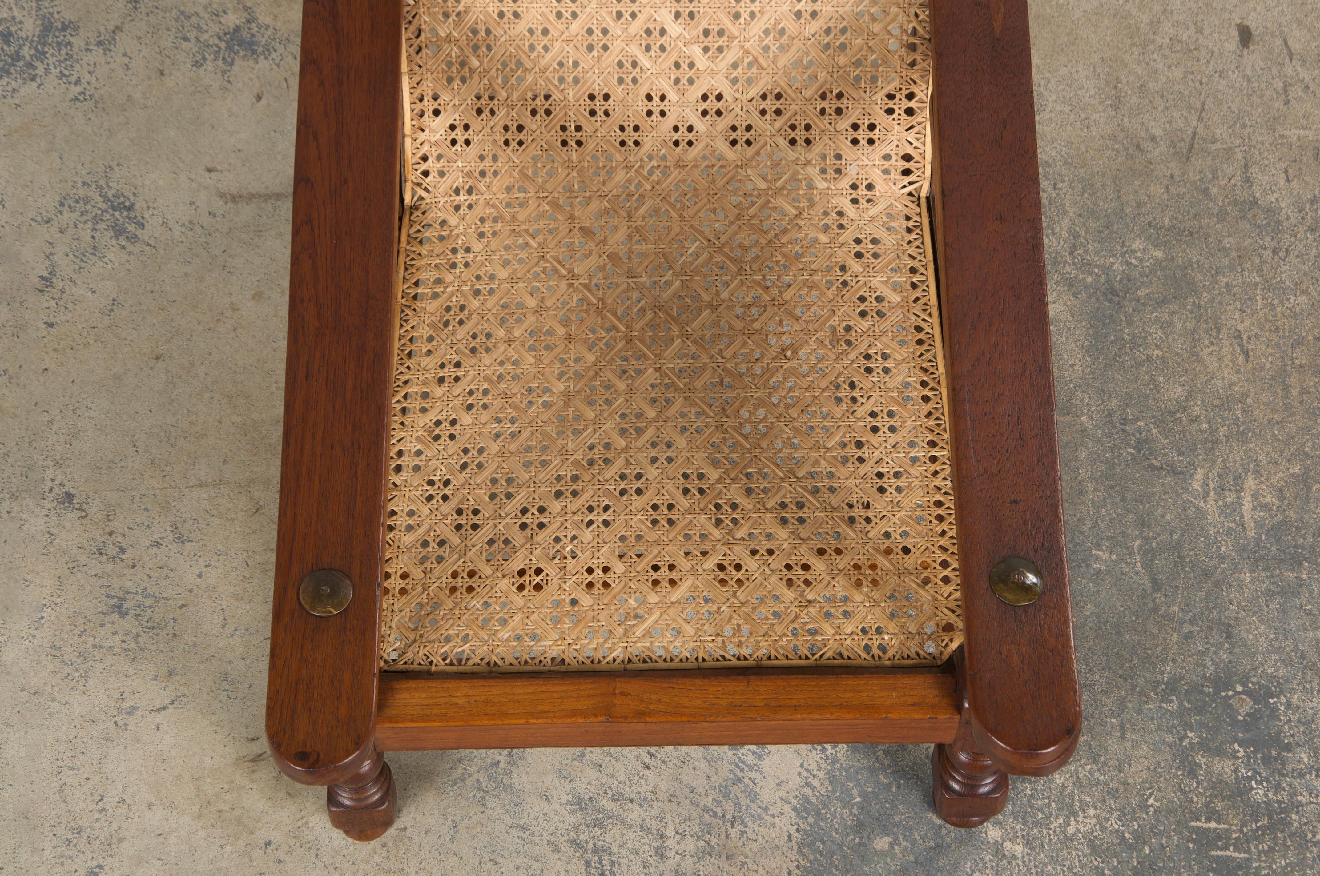 Sculpté à la main Chaise de salon Plantation en acajou colonial du 19e siècle en vente