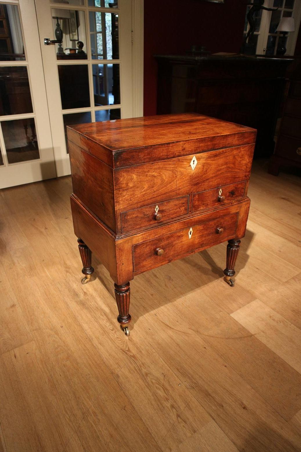 Special rosewood box with beautiful layout. Probably once made in commission as a sewing box. The furniture has 3 drawers where the 2 drawers next to each other have a secret closure. There are also small drawers at the bottom of the box. Very