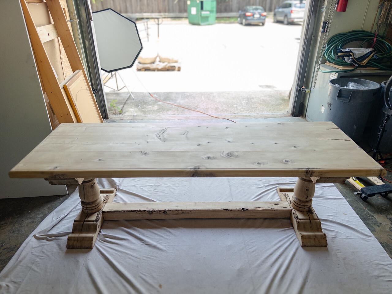 Une table à tréteaux en pin Coloni du XIXe siècle, dépouillée de sa finition d'origine, se trouve aujourd'hui nue et inachevée. Avec sa construction robuste et son charme rustique, cette table incarne la simplicité et l'élégance du design Coloni