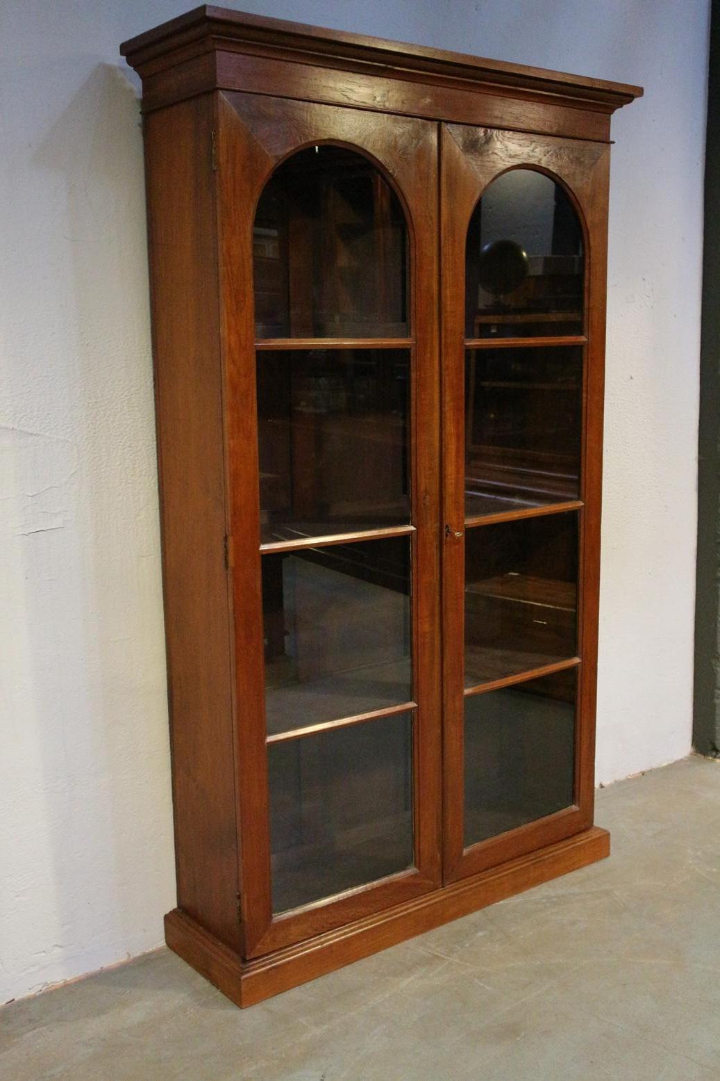 Beautiful sleek antique 2-door bookcase. Teakwood. The cabinet has adjustable shelves. Warm color. Entirely in perfect condition. Shelves are not original.
Origin: Colonial India
Period: circa 1880
Size: 122cm x 35cm x 220cm.