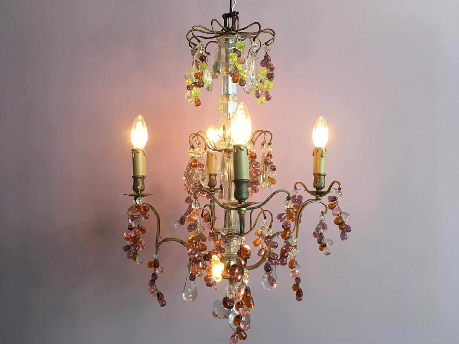 A unique lead crystal chandelier from France. The colorful crystal drops and balls in purple and lime green and the small, clear apples make him one of my absolute favourite pieces.
Four E14 sockets in the upper and three bayonet sockets in the