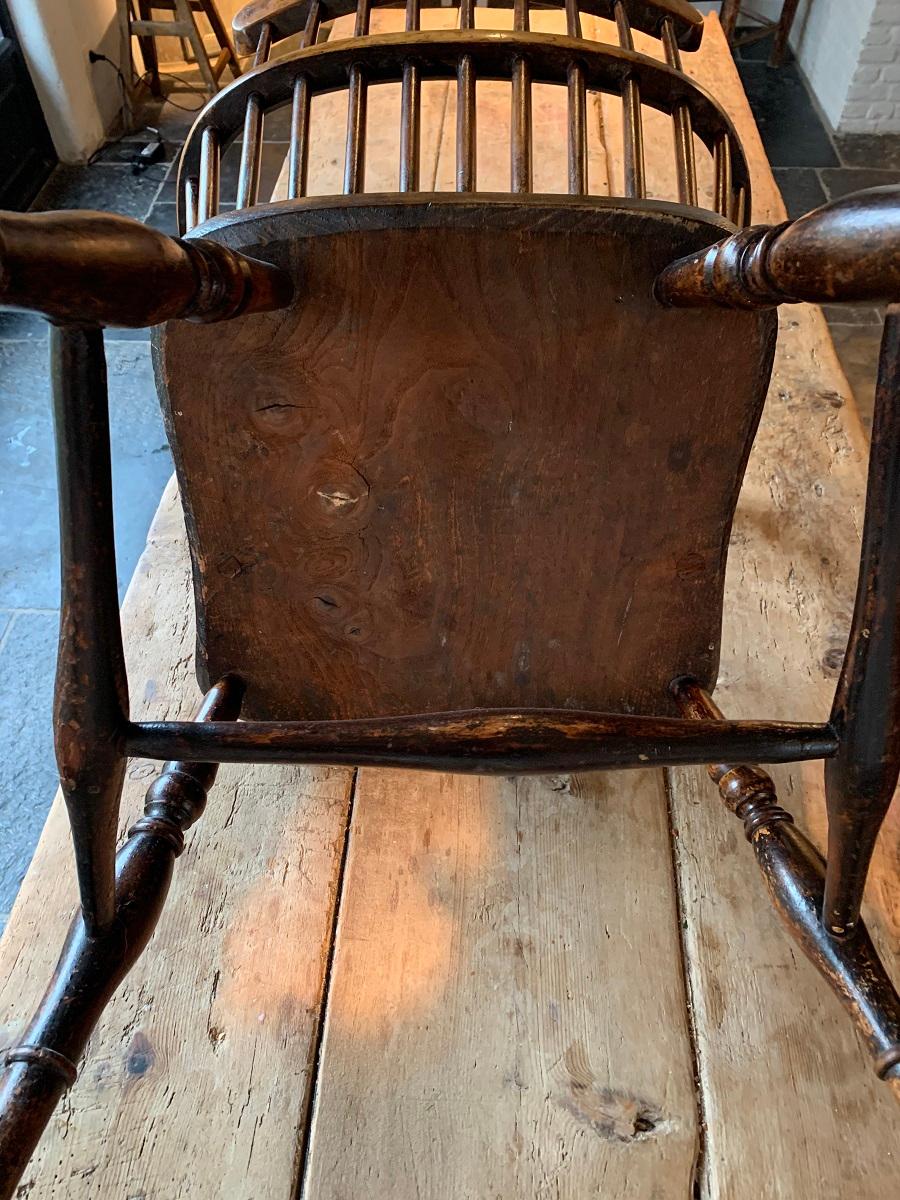 Elm 19th Century Comb Back Windsor Chair For Sale