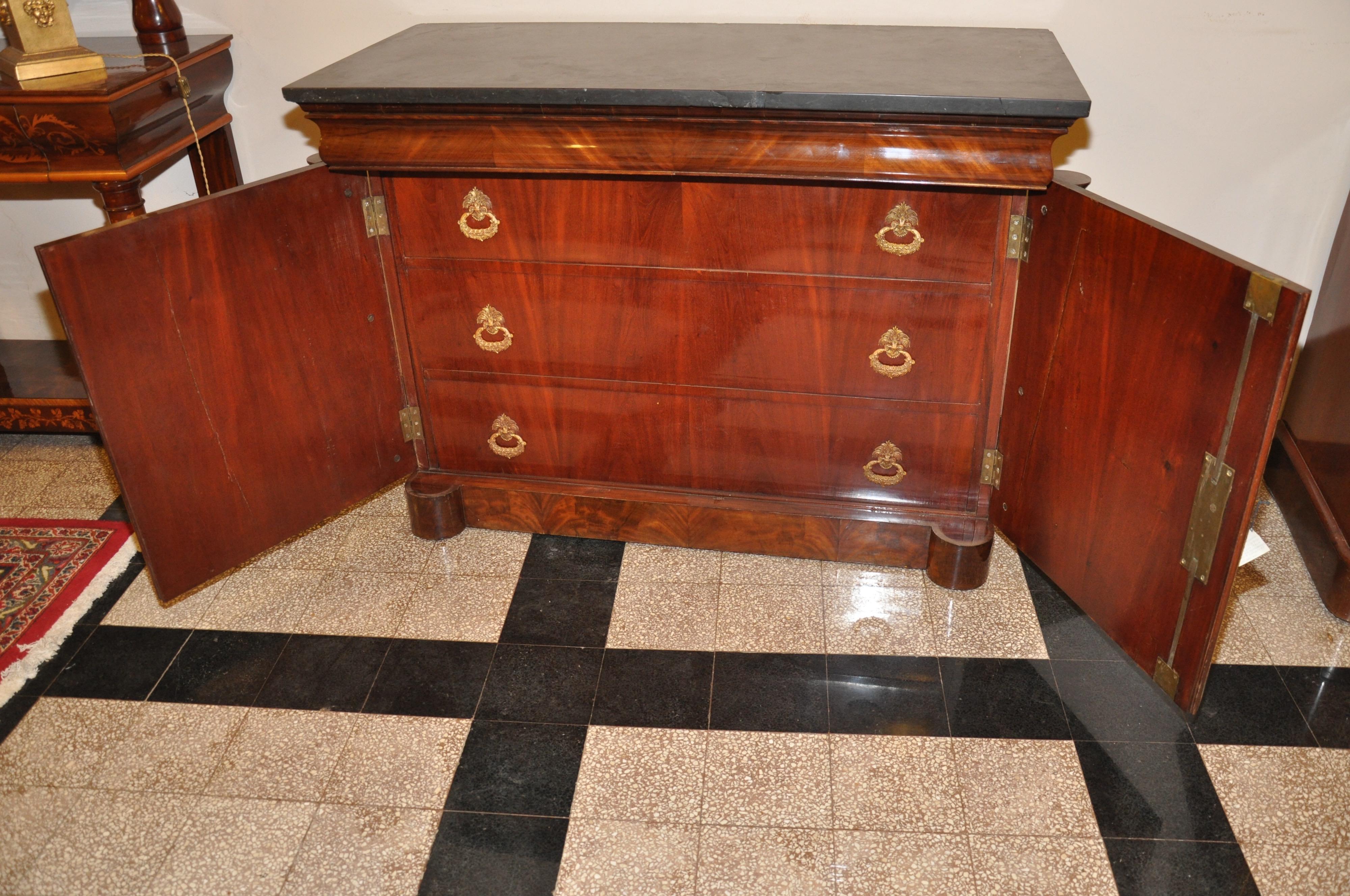 19th Century Commode à Vantaux Flame Mahogany, France, 1815 In Good Condition In Roma, RM
