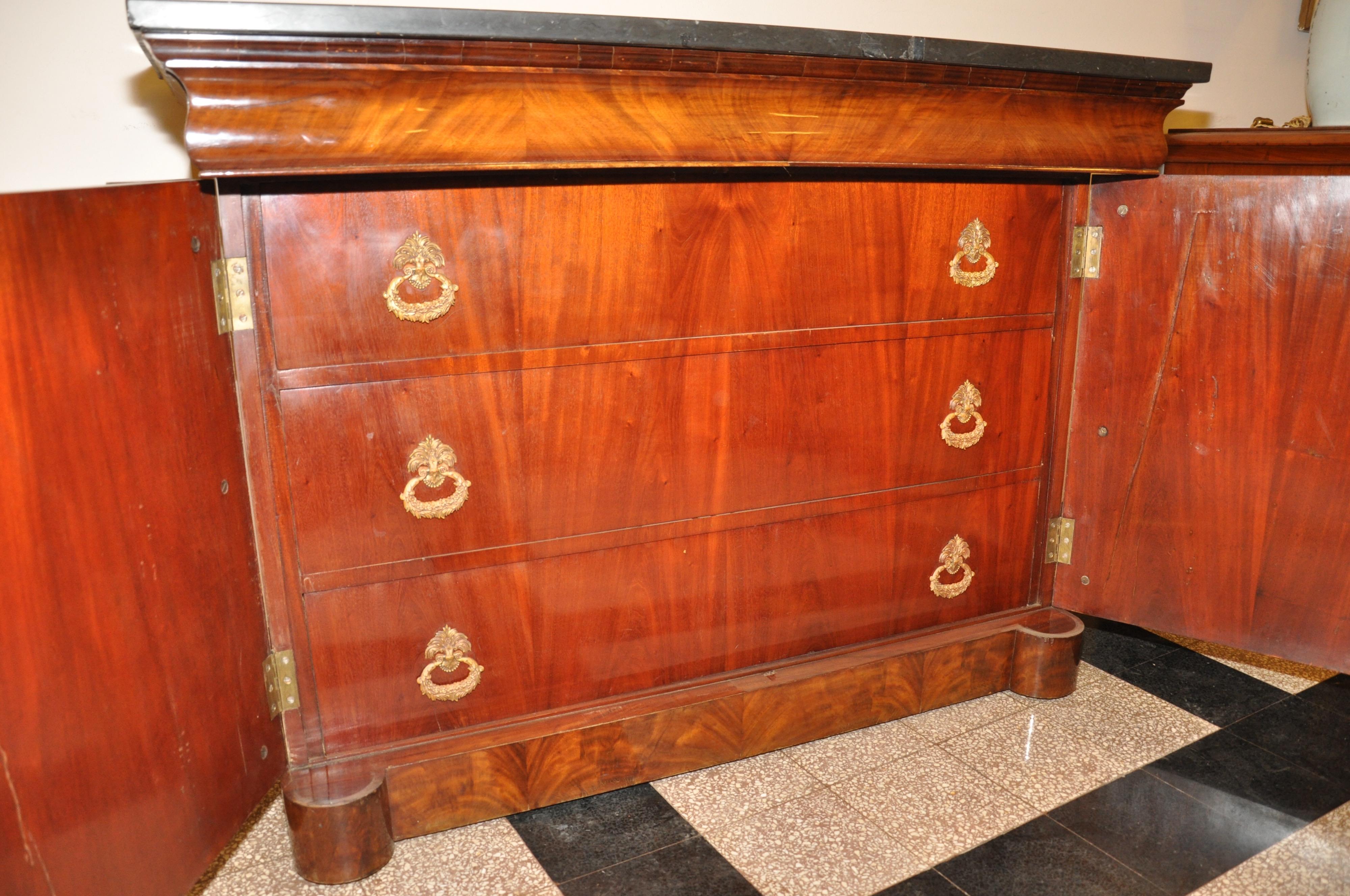 Early 19th Century 19th Century Commode à Vantaux Flame Mahogany, France, 1815