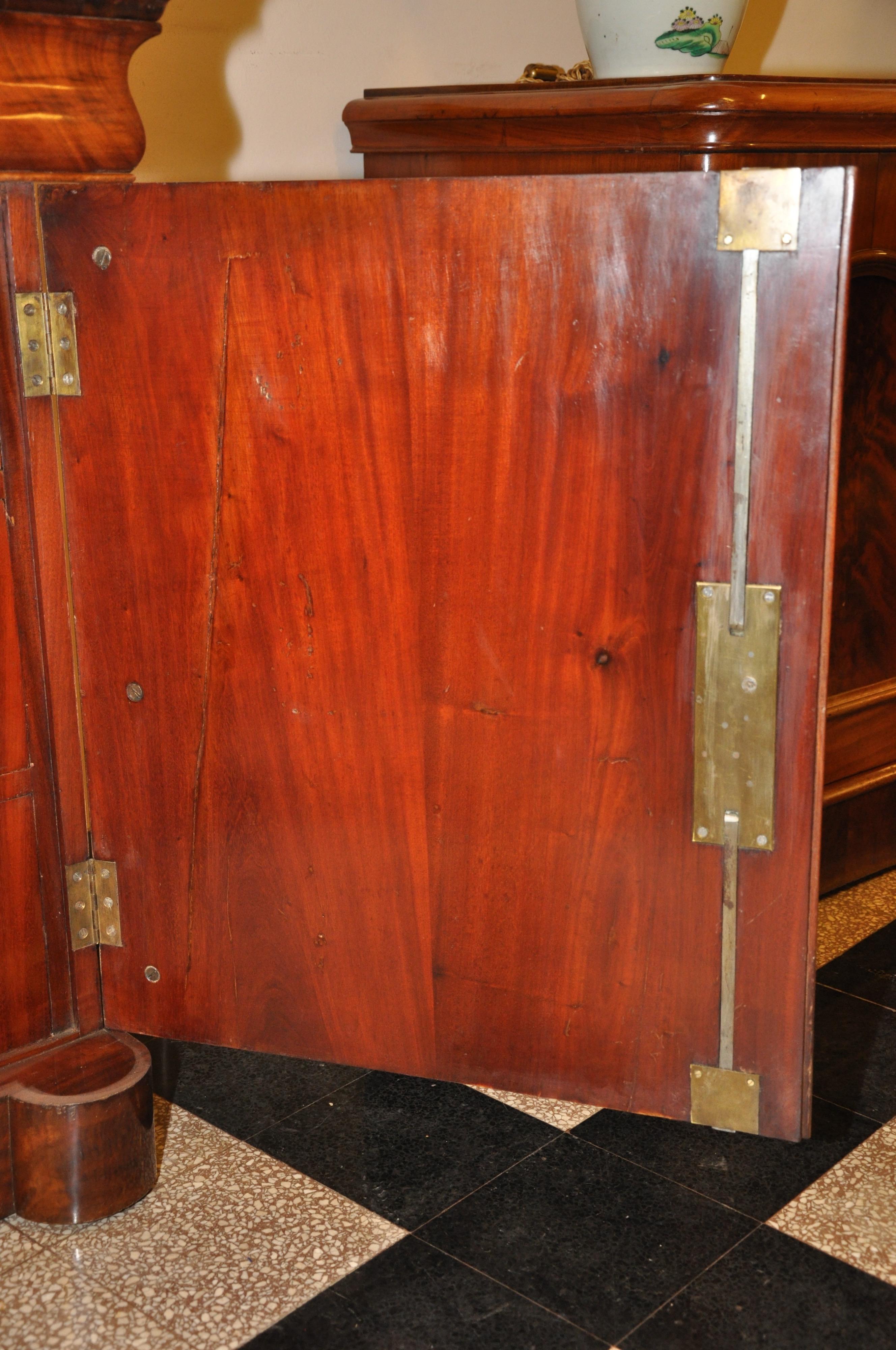 19th Century Commode à Vantaux Flame Mahogany, France, 1815 1