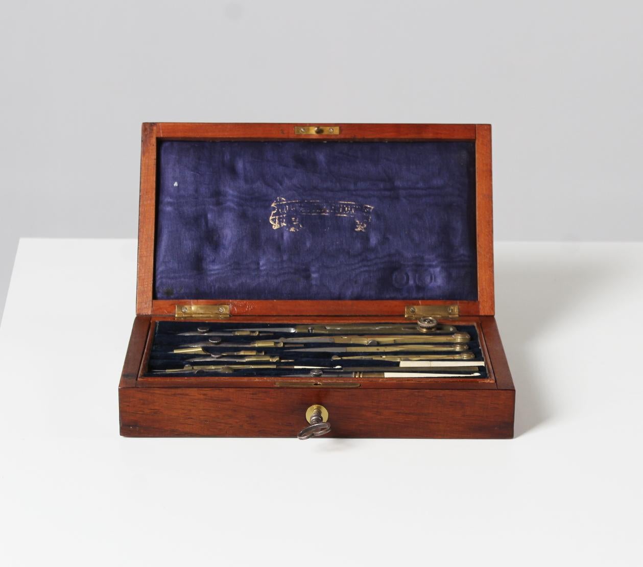 Box with antique drawing utensils

England
around 1880

Dimensions: H x W x D: 5 x 23 x 13 cm

Description:
Extensive set of antique measuring and drawing tools in the original casket.

Flat, rectangular wooden box with brass thread