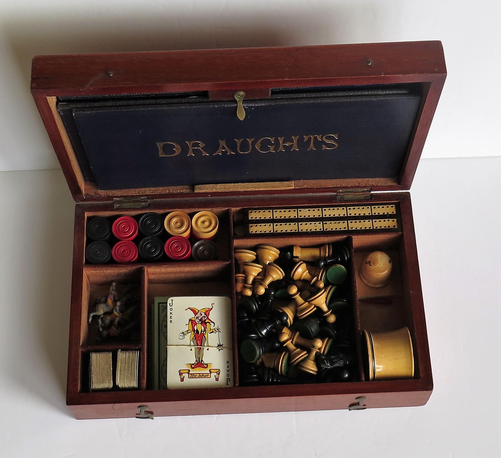 Compendium de jeux complet du 19ème siècle en boîte jointe en bois de feuillus - De nombreux jeux Bon état - En vente à Lincoln, Lincolnshire