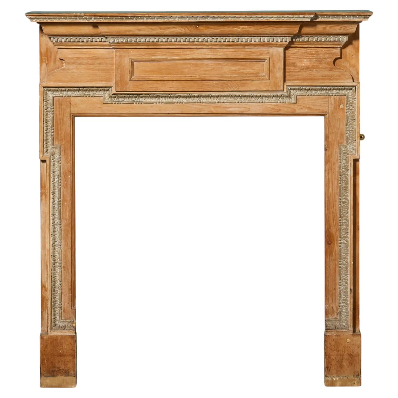 Chimenea de Composición y Madera de Pino del Siglo XIX