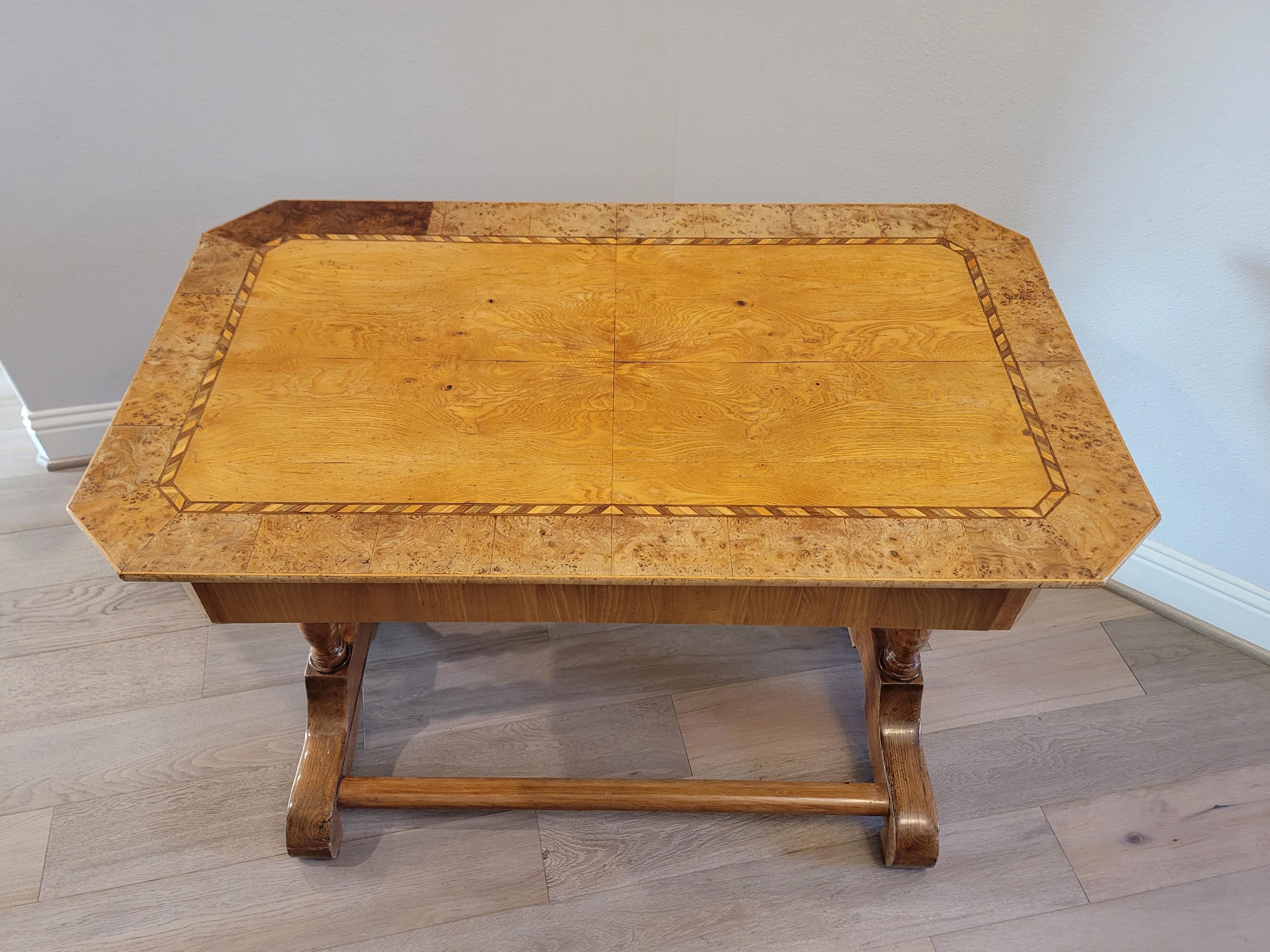 Chanfreiné Table en érable figuré d'époque Biedermeier du 19ème siècle  en vente