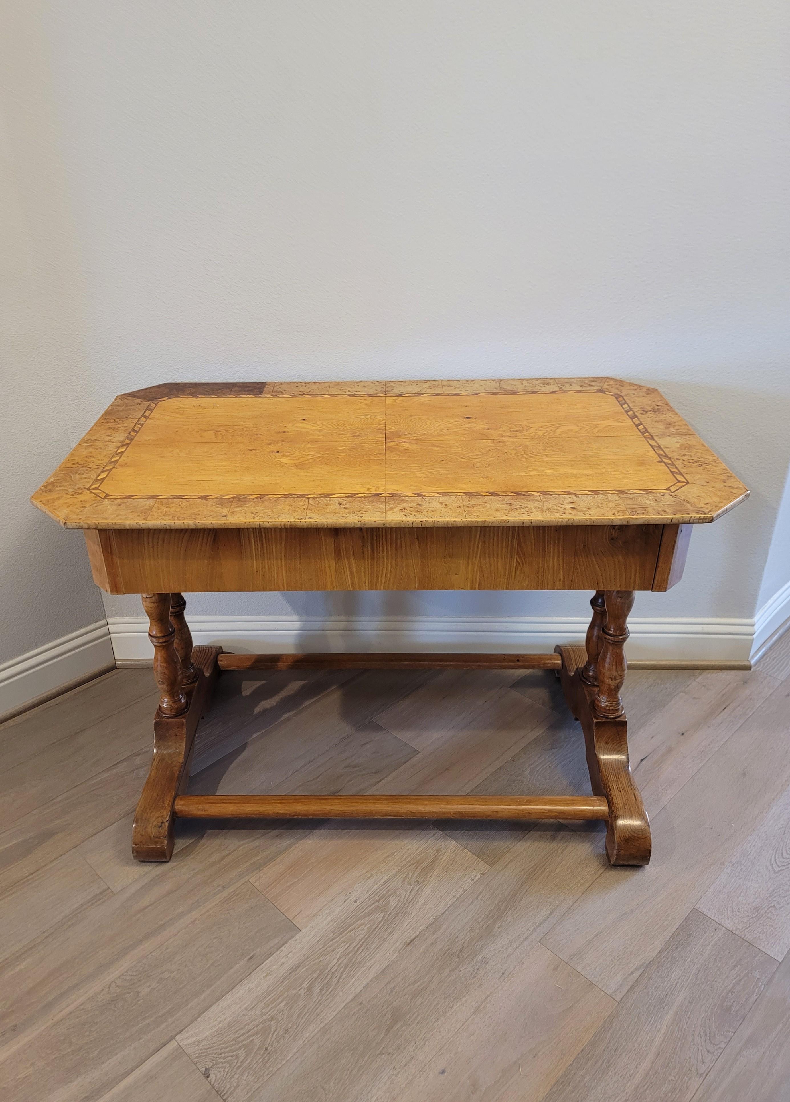 Kontinentaler Biedermeier-Tisch aus Ahornholz, 19. Jahrhundert  (Vogelaugenahorn) im Angebot