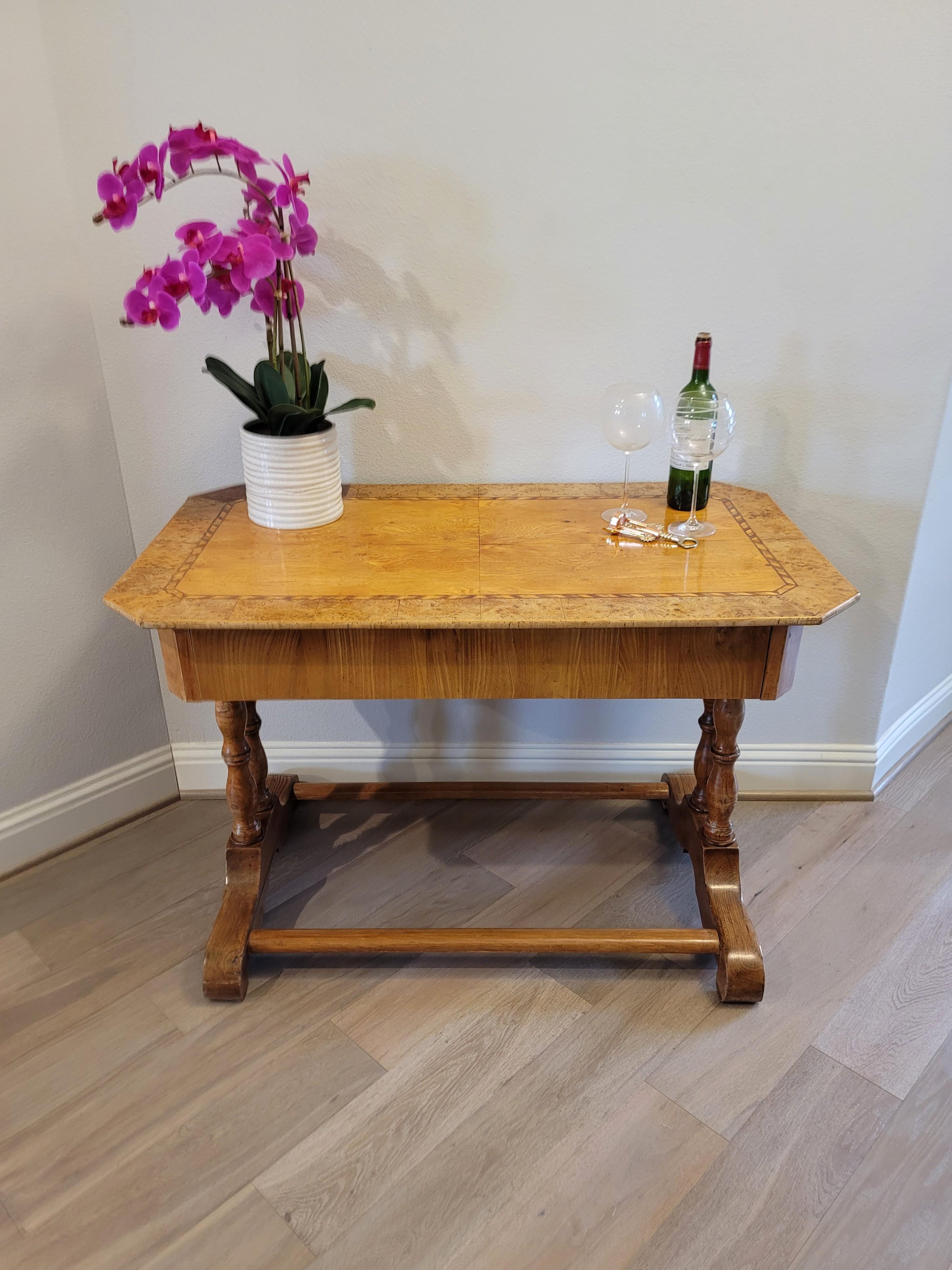 Érable piqué Table en érable figuré d'époque Biedermeier du 19ème siècle  en vente