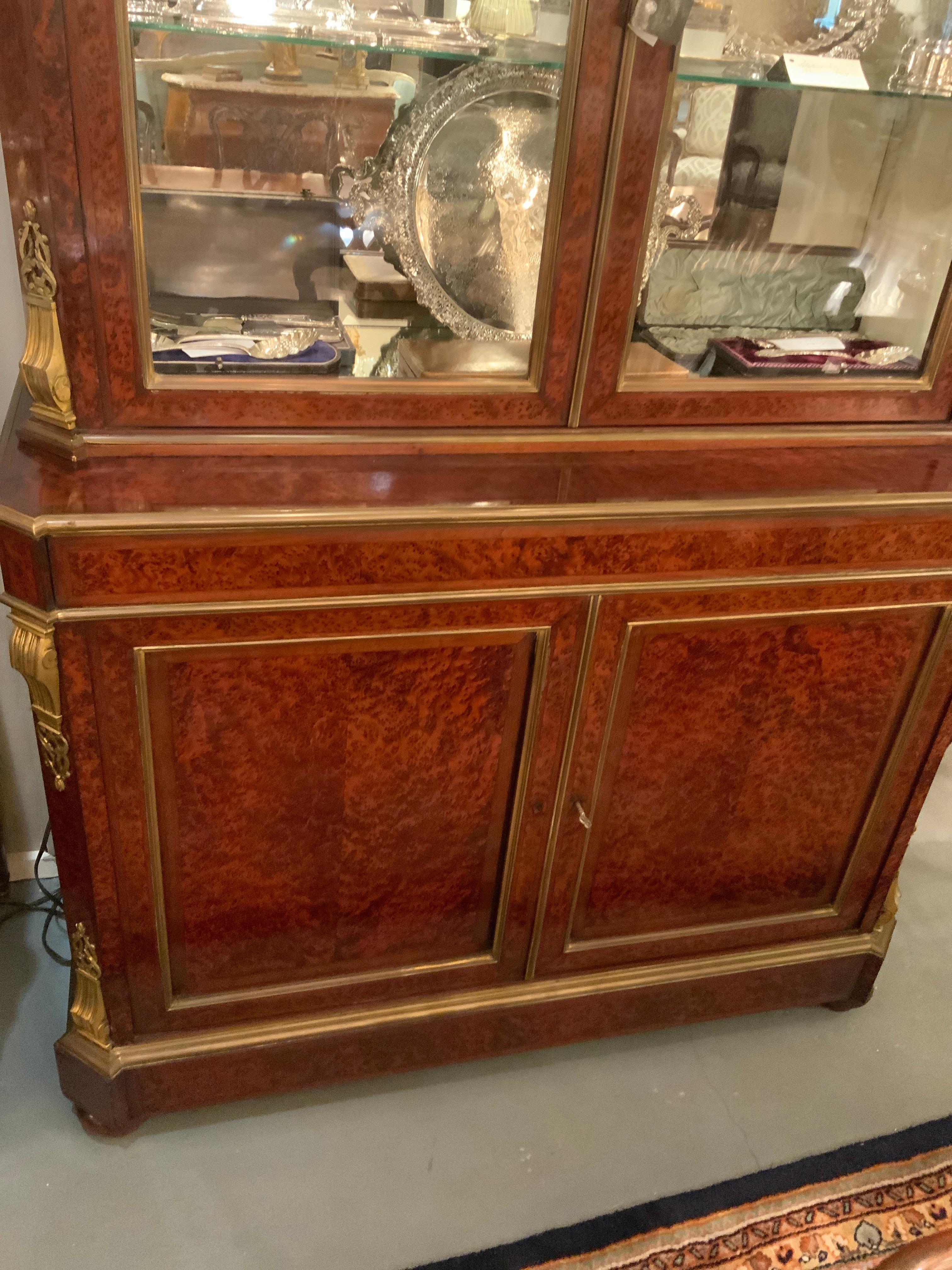 Vetrinetta continentale del XIX secolo in legno d'amboyna, montata su bronzo in vendita 5