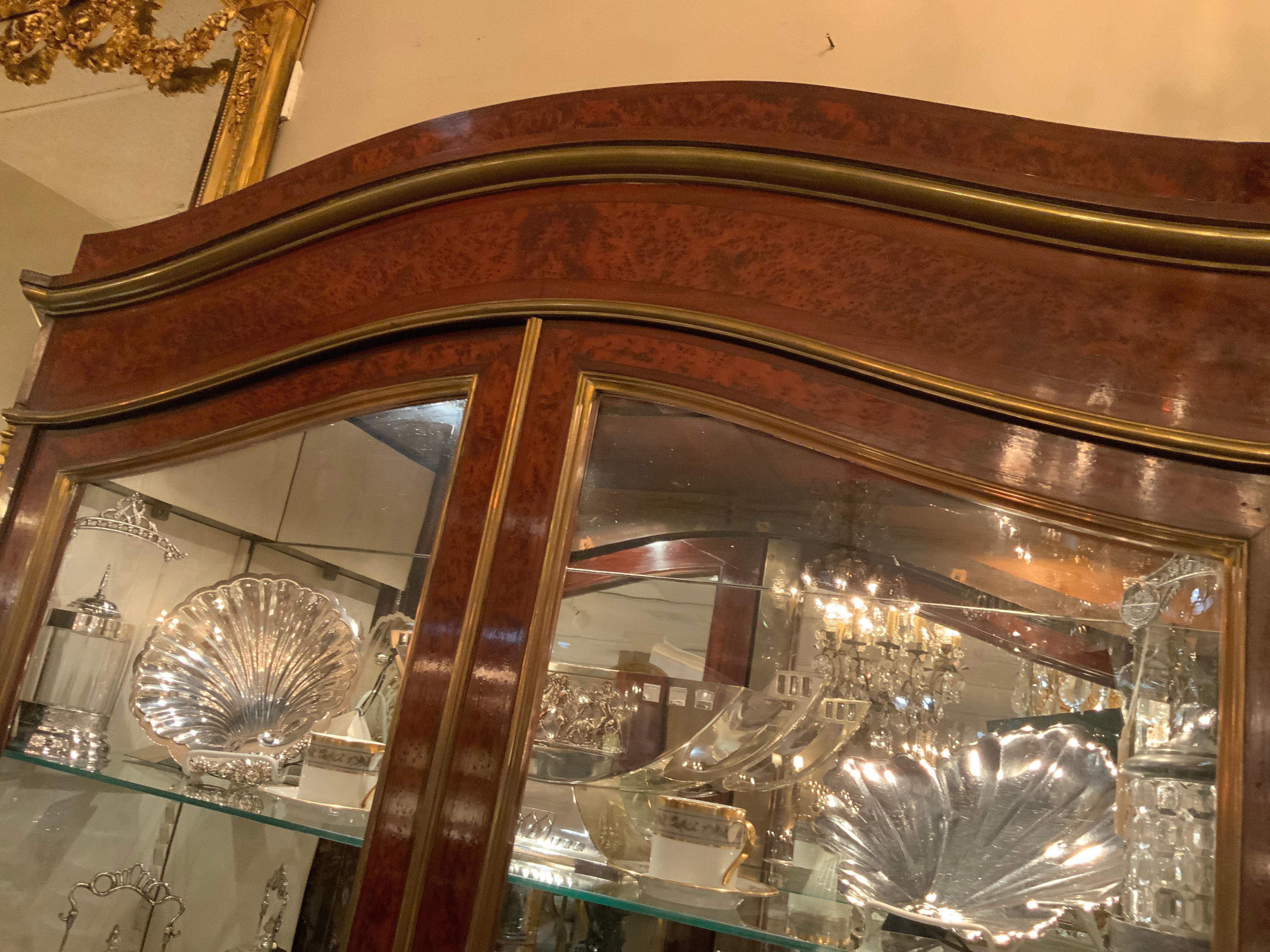 Vetrinetta continentale del XIX secolo in legno d'amboyna, montata su bronzo in vendita 6