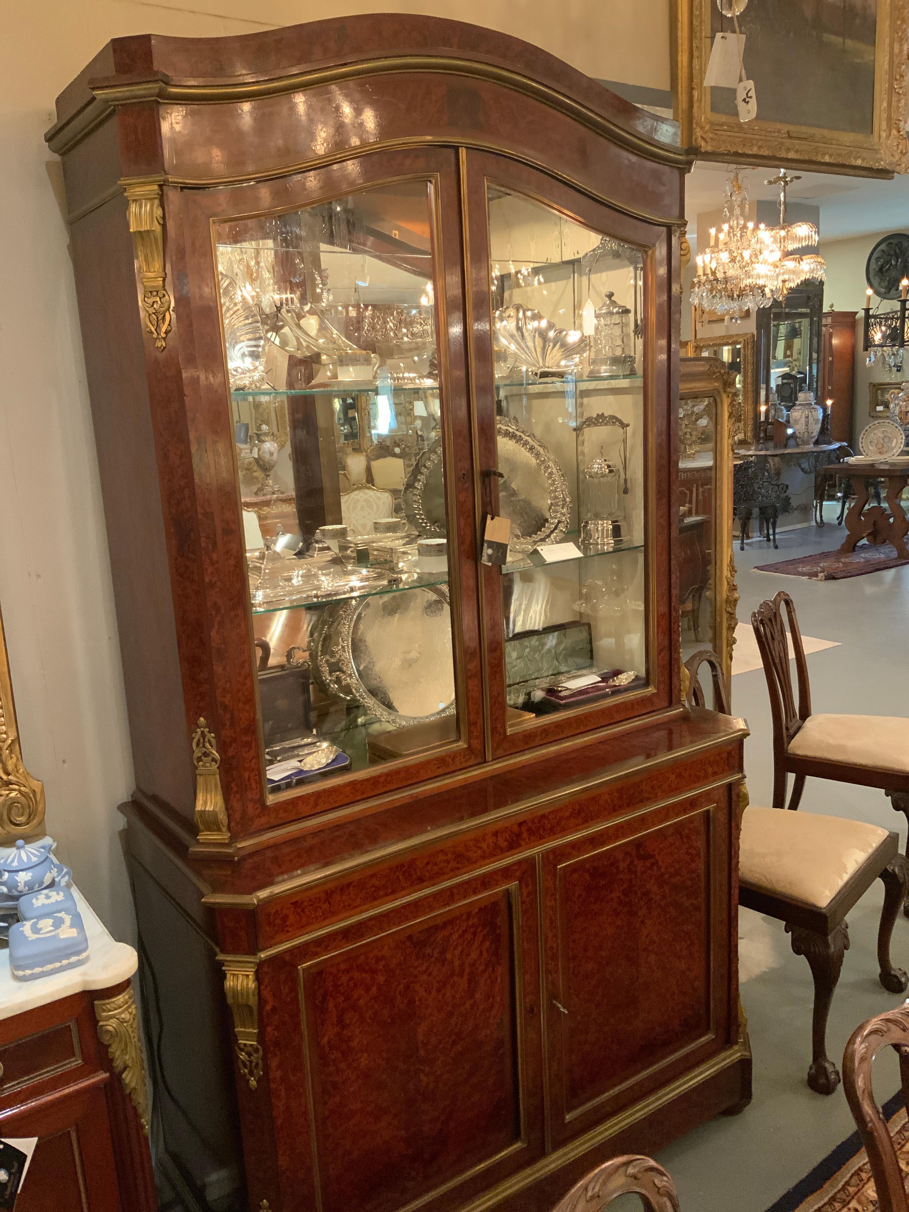 Vetrinetta continentale del XIX secolo in legno d'amboyna, montata su bronzo in vendita 2