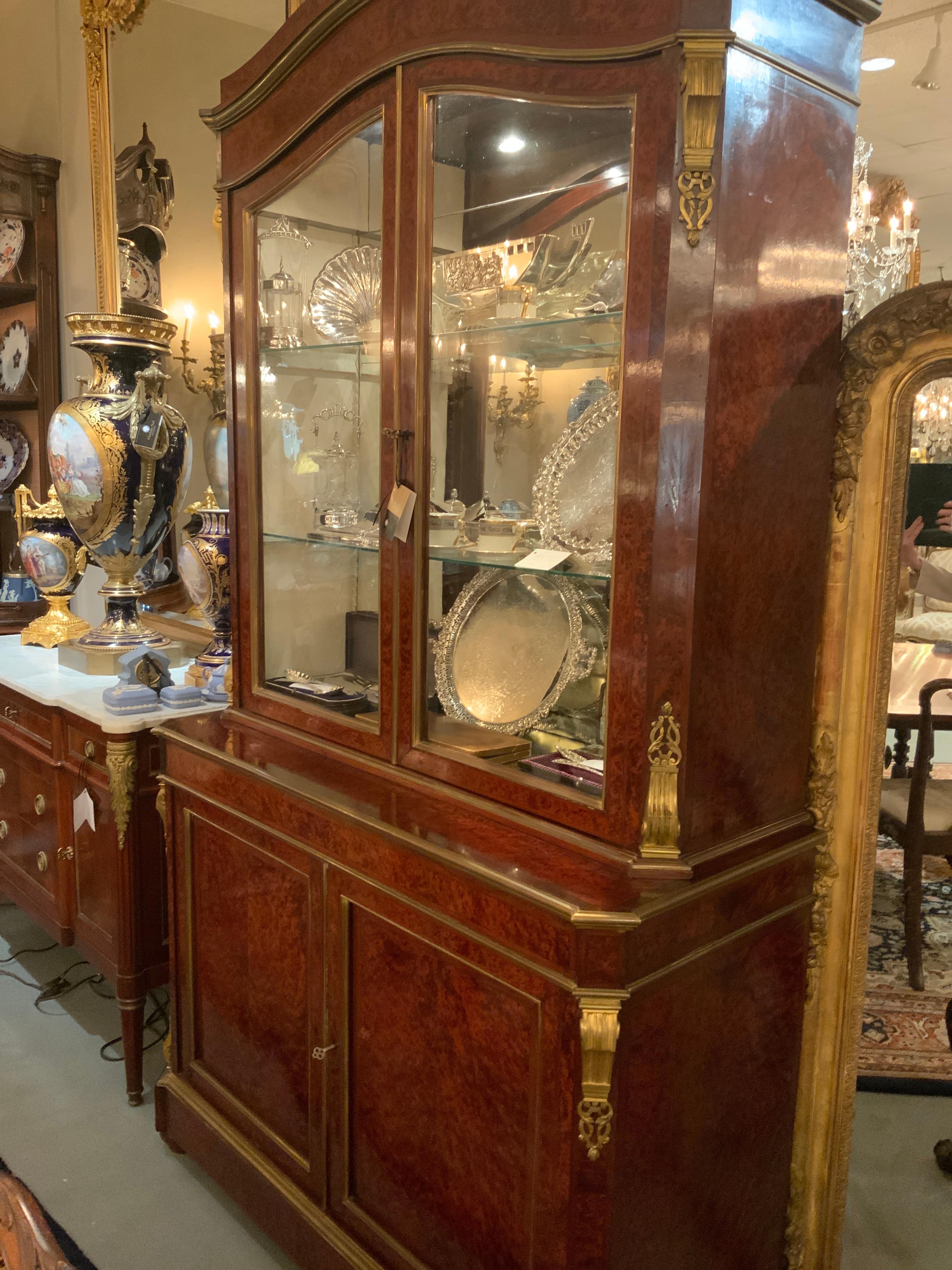 Vetrinetta continentale del XIX secolo in legno d'amboyna, montata su bronzo in vendita 3