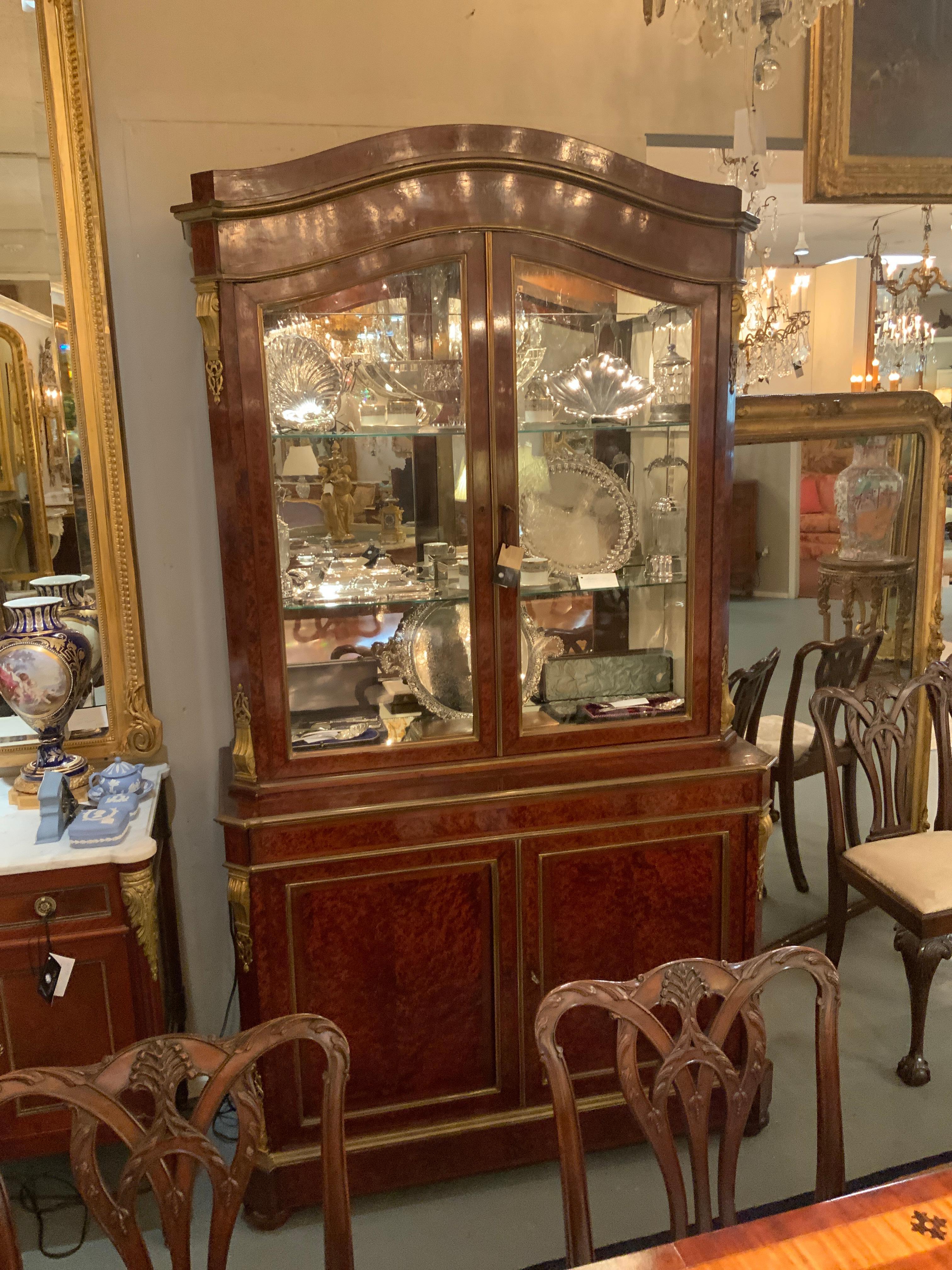 Vetrinetta continentale del XIX secolo in legno d'amboyna, montata su bronzo in vendita 4