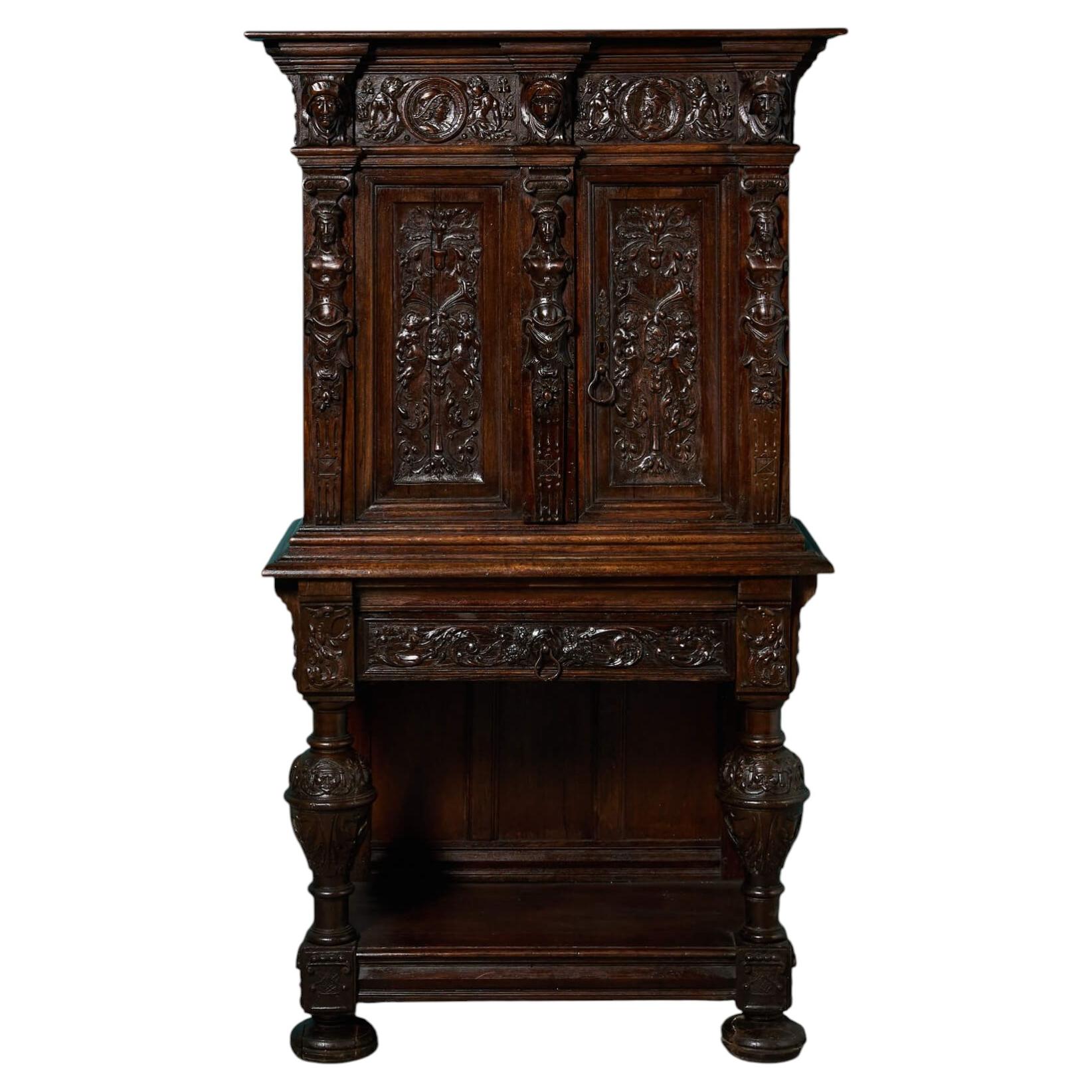 Armoire continentale du XIXe siècle en chêne sculpté en vente
