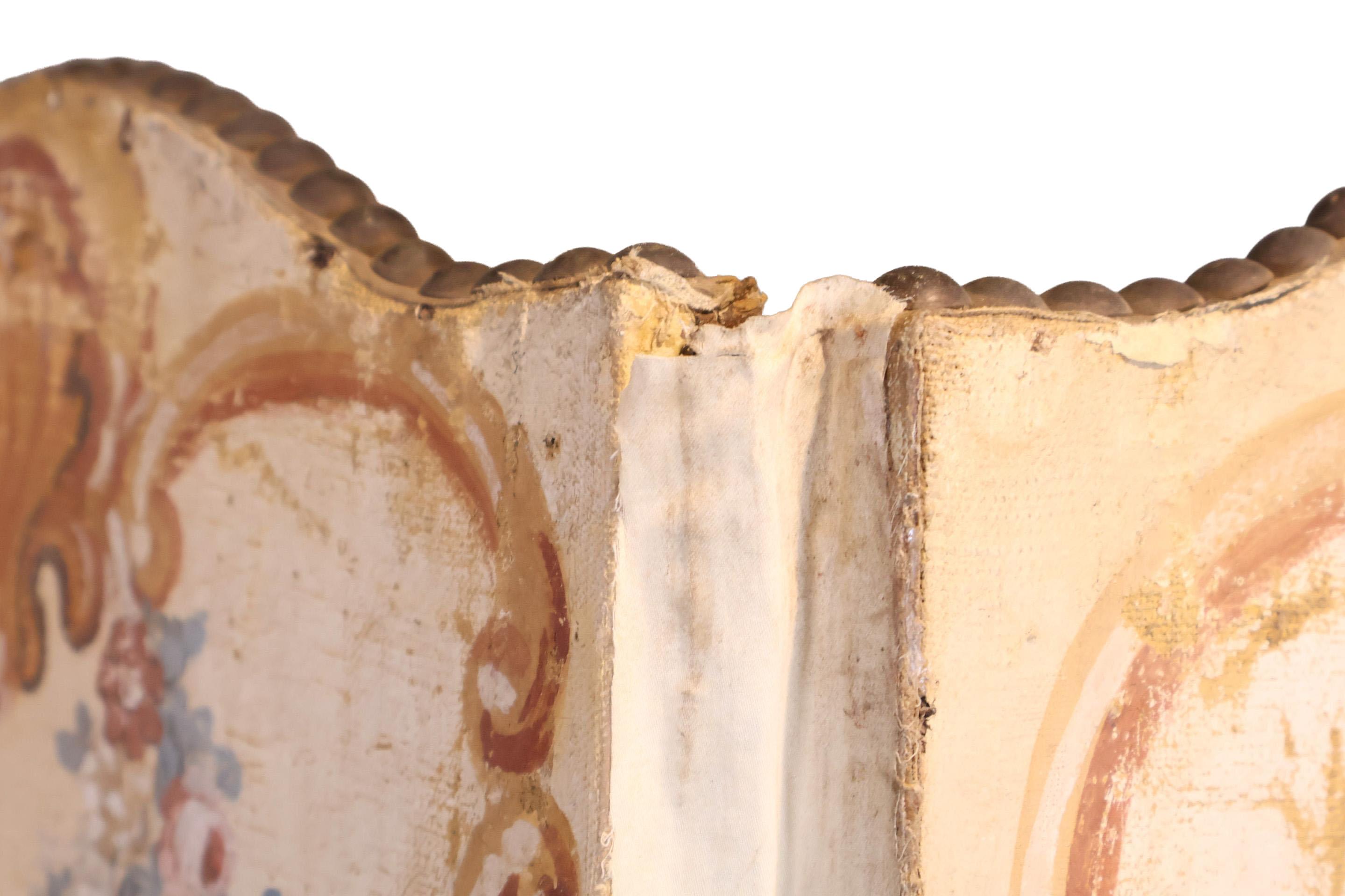 Un biombo de lienzo decorado con seis paneles de principios del siglo XIX, ejecutado en estilo chinoiserie, está exquisita y finamente pintado para representar escenas detalladas de la vida cotidiana china, el comercio y las actividades de ocio.