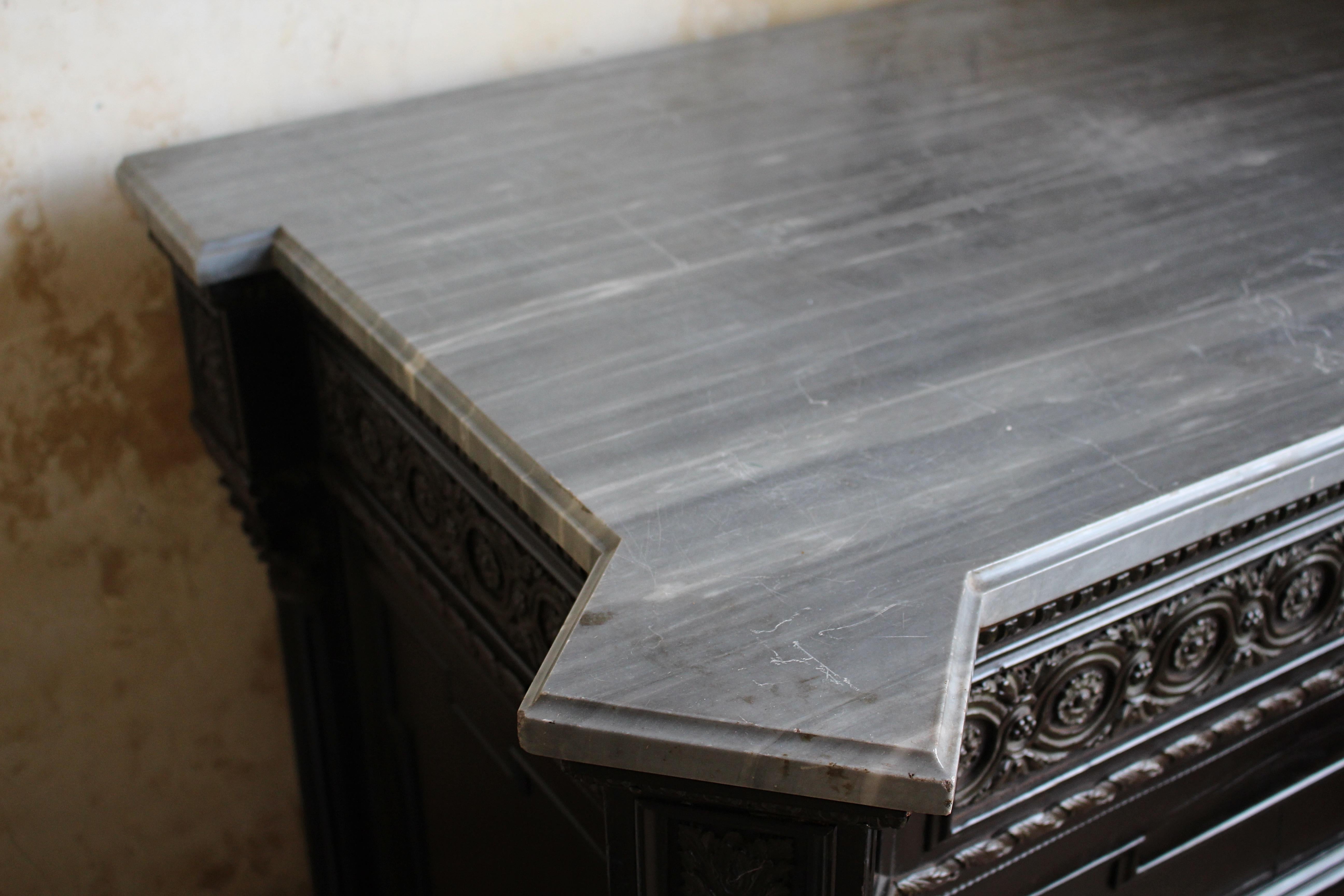 Armoire continentale du 19e siècle à dessus de marbre ébonisé et orné de bronze doré en vente 4