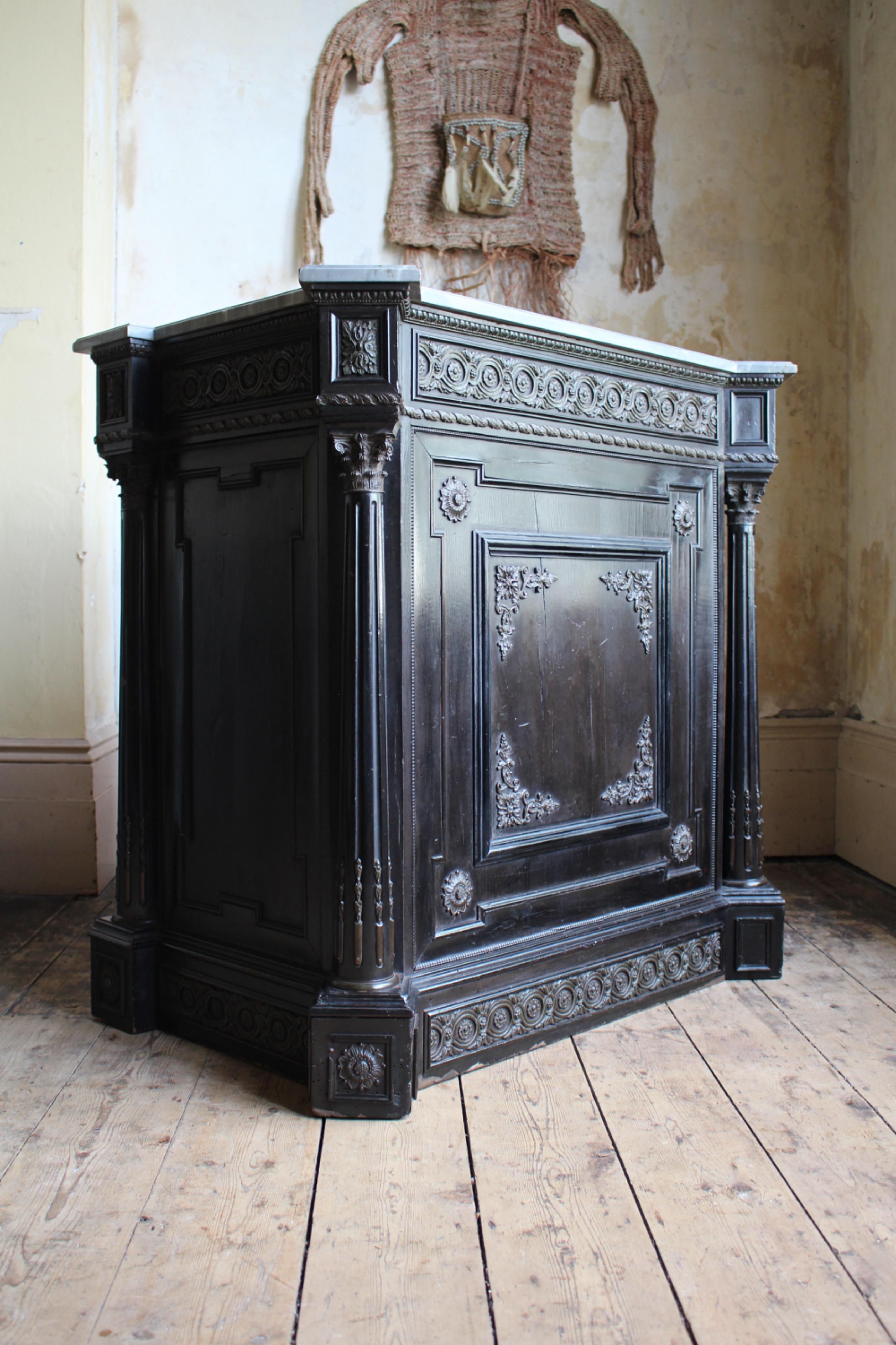 Armoire continentale du 19e siècle à dessus de marbre ébonisé et orné de bronze doré en vente 5