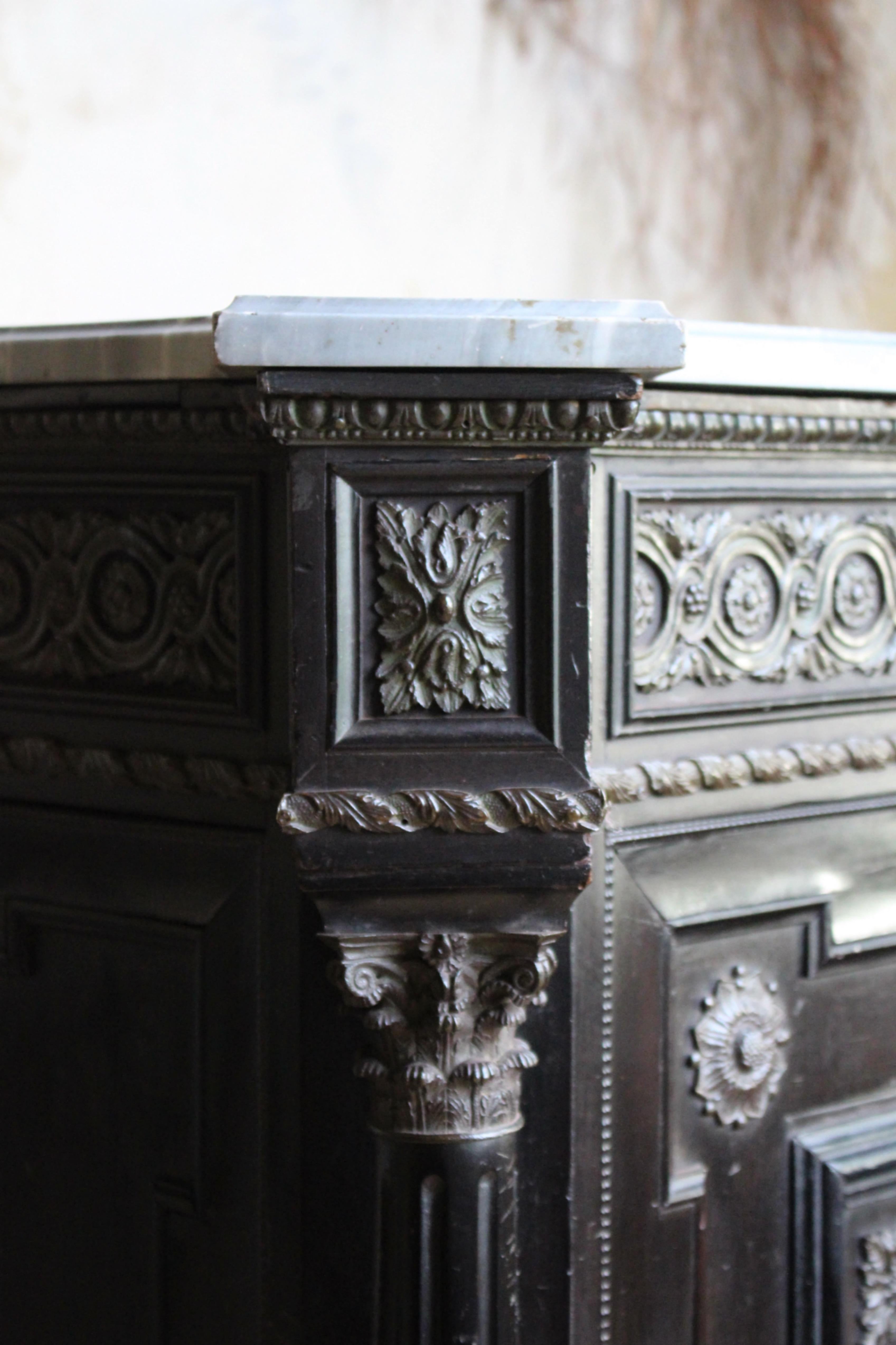 Armoire continentale du 19e siècle à dessus de marbre ébonisé et orné de bronze doré en vente 6