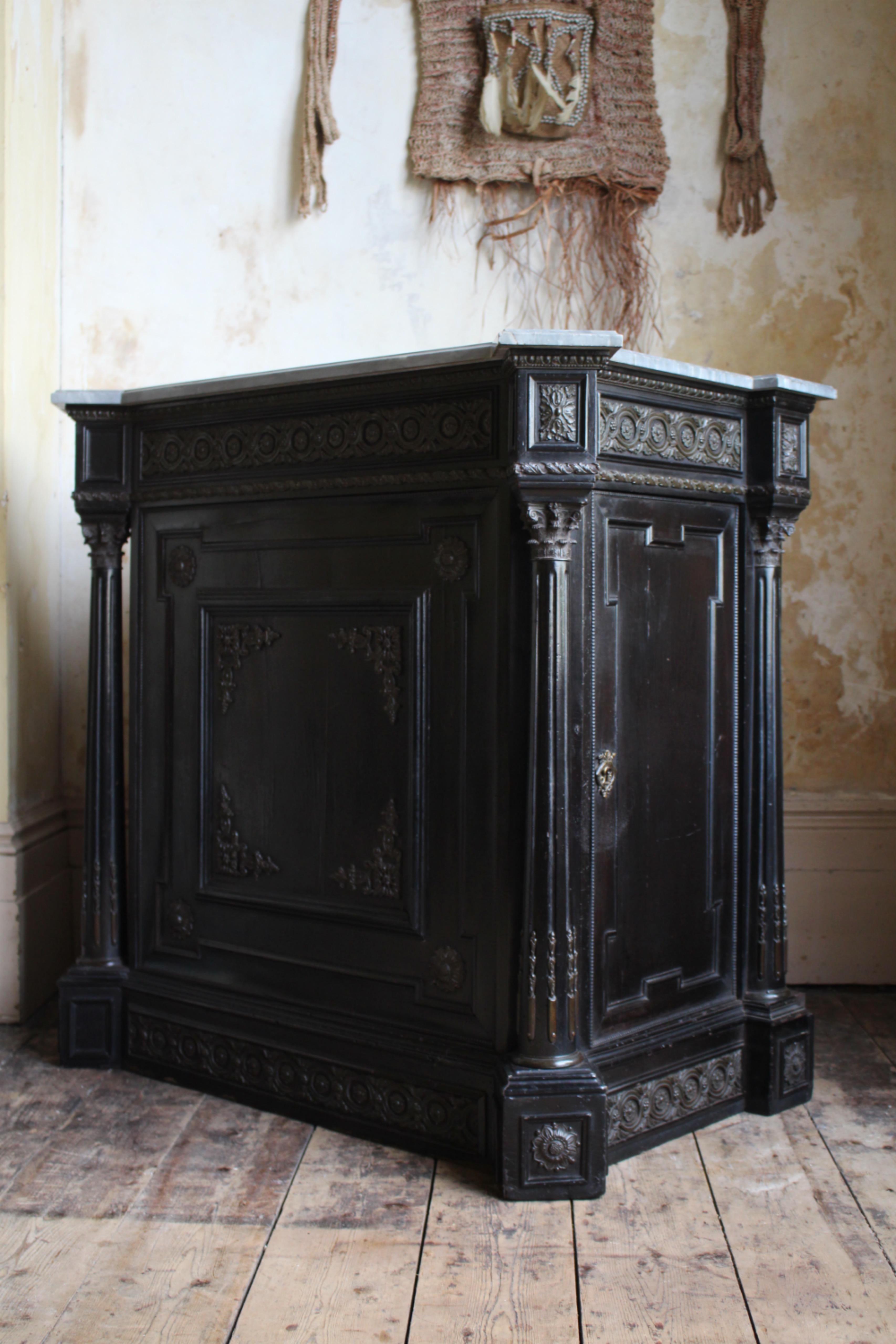 Armoire continentale du 19e siècle à dessus de marbre ébonisé et orné de bronze doré en vente 7