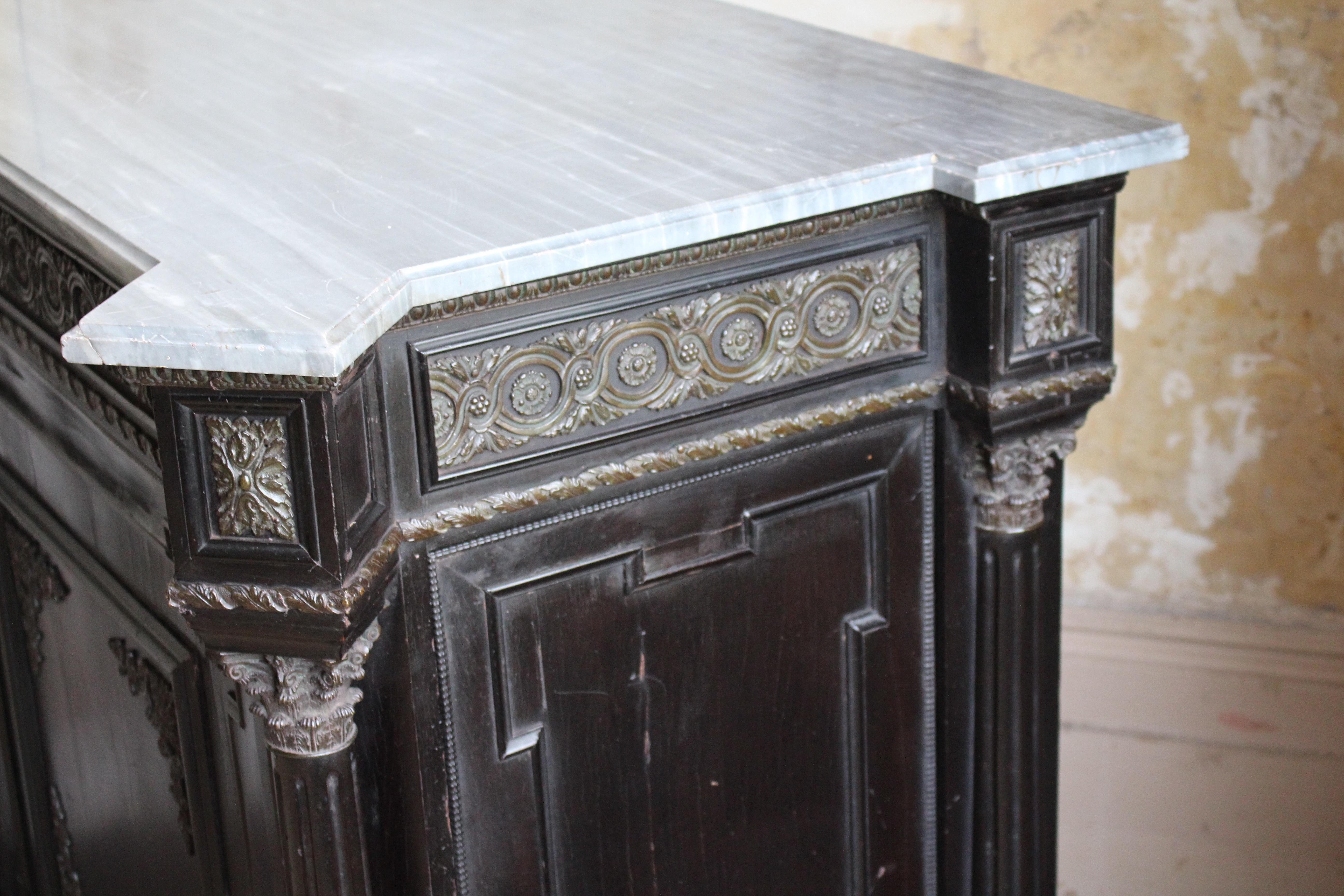 Armoire continentale du 19e siècle à dessus de marbre ébonisé et orné de bronze doré en vente 8