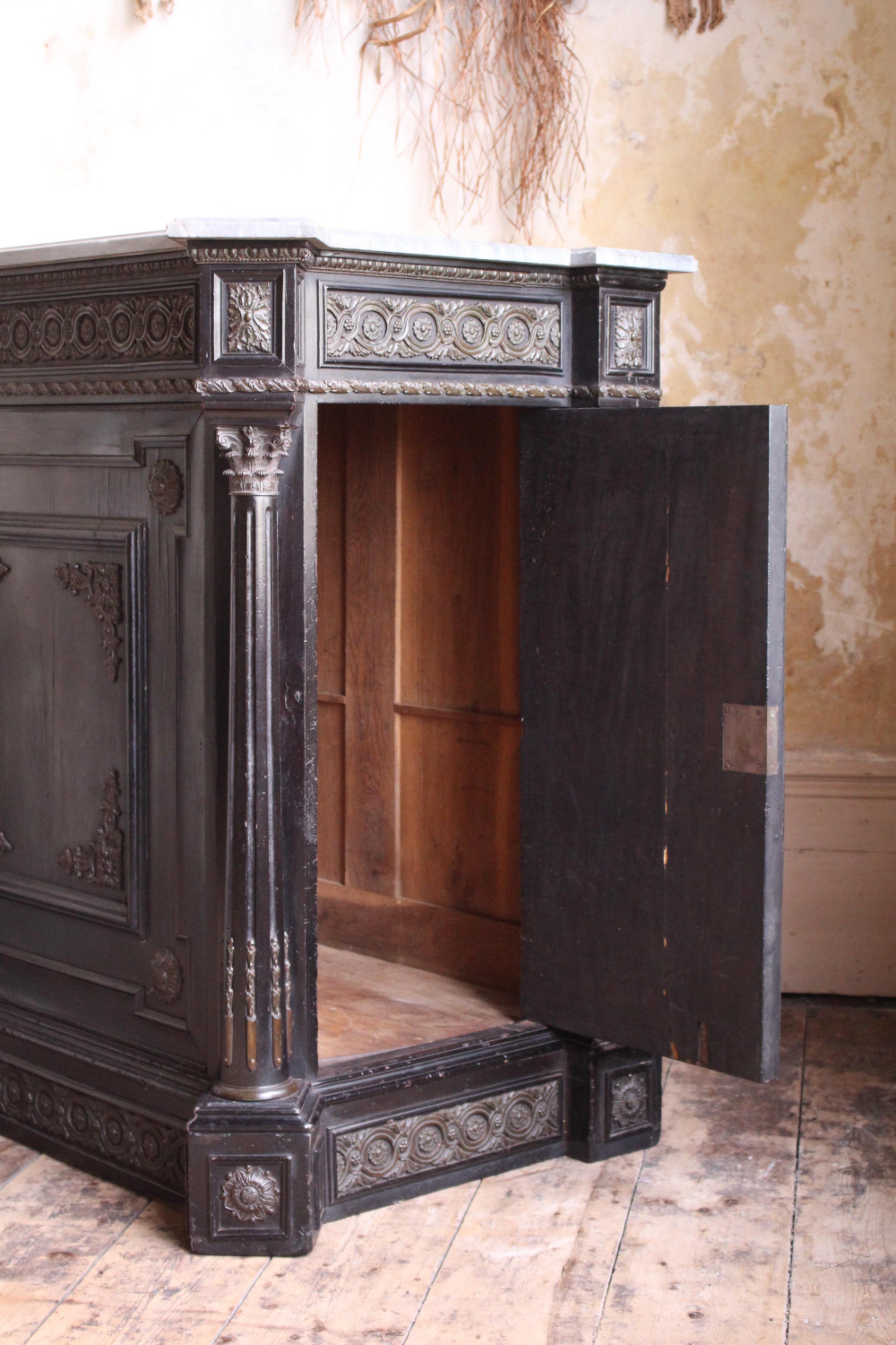 Armoire continentale du 19e siècle à dessus de marbre ébonisé et orné de bronze doré en vente 9