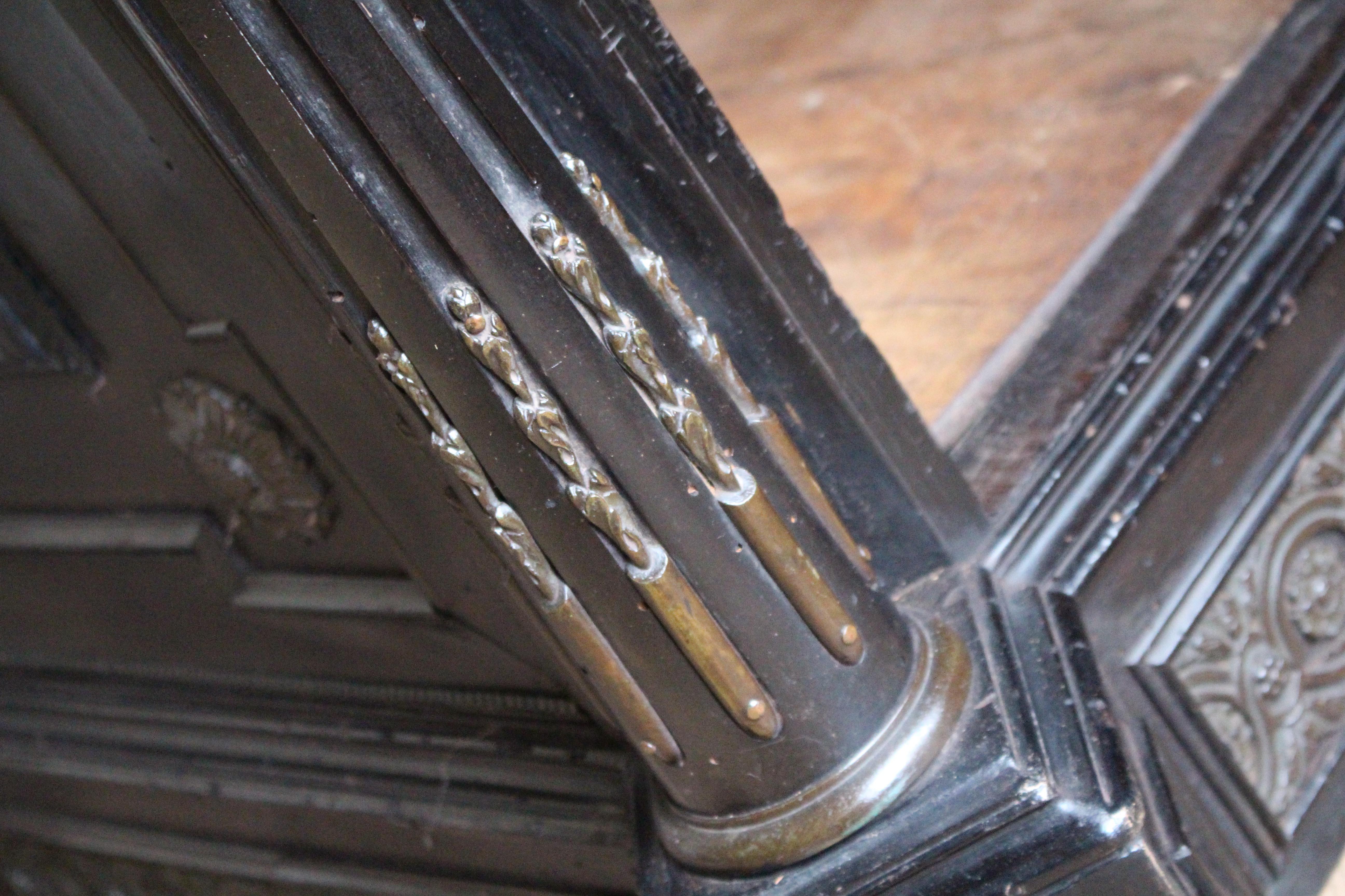 Armoire continentale du 19e siècle à dessus de marbre ébonisé et orné de bronze doré en vente 10