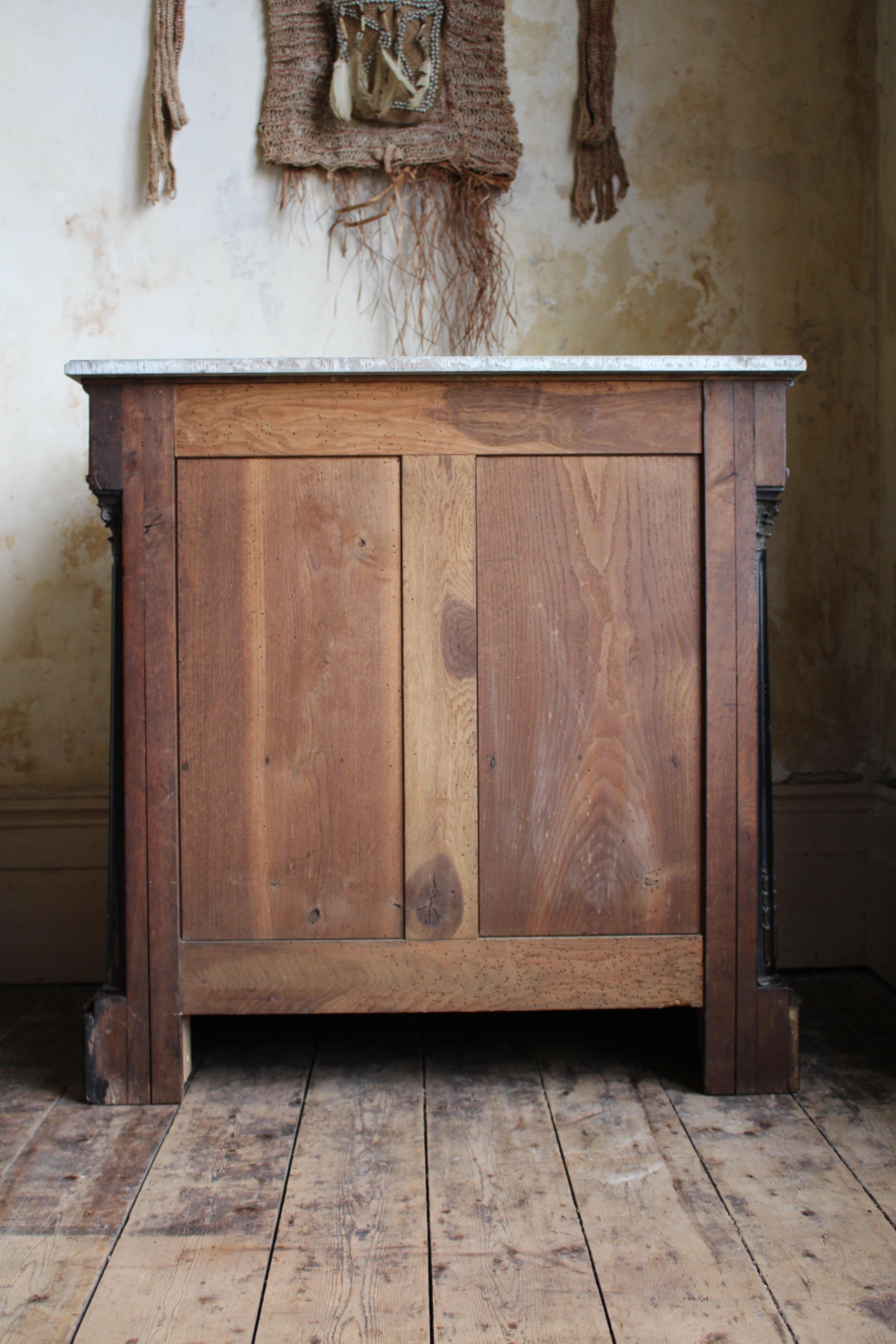 Armoire continentale du 19e siècle à dessus de marbre ébonisé et orné de bronze doré en vente 11