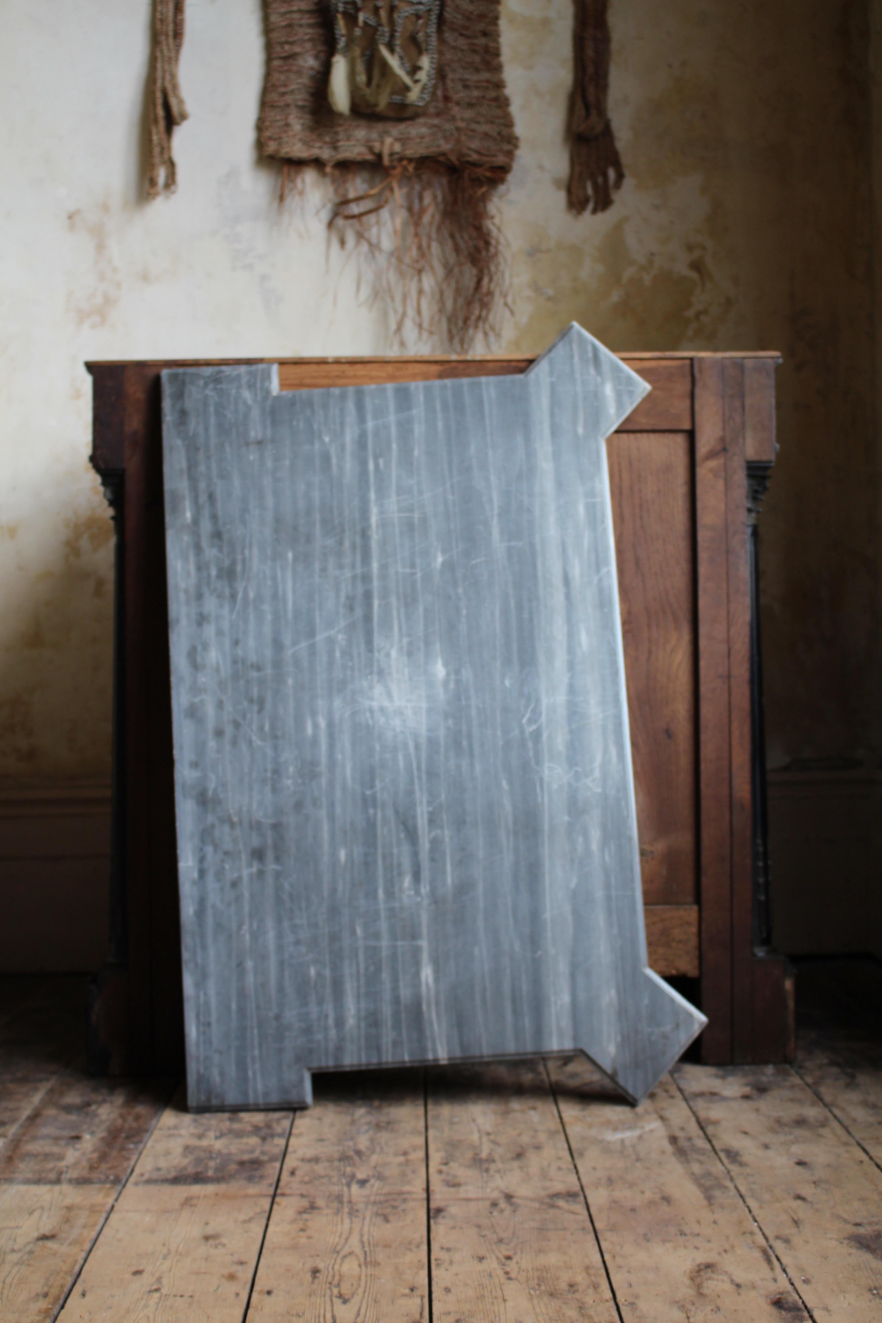 Armoire continentale du 19e siècle à dessus de marbre ébonisé et orné de bronze doré en vente 12