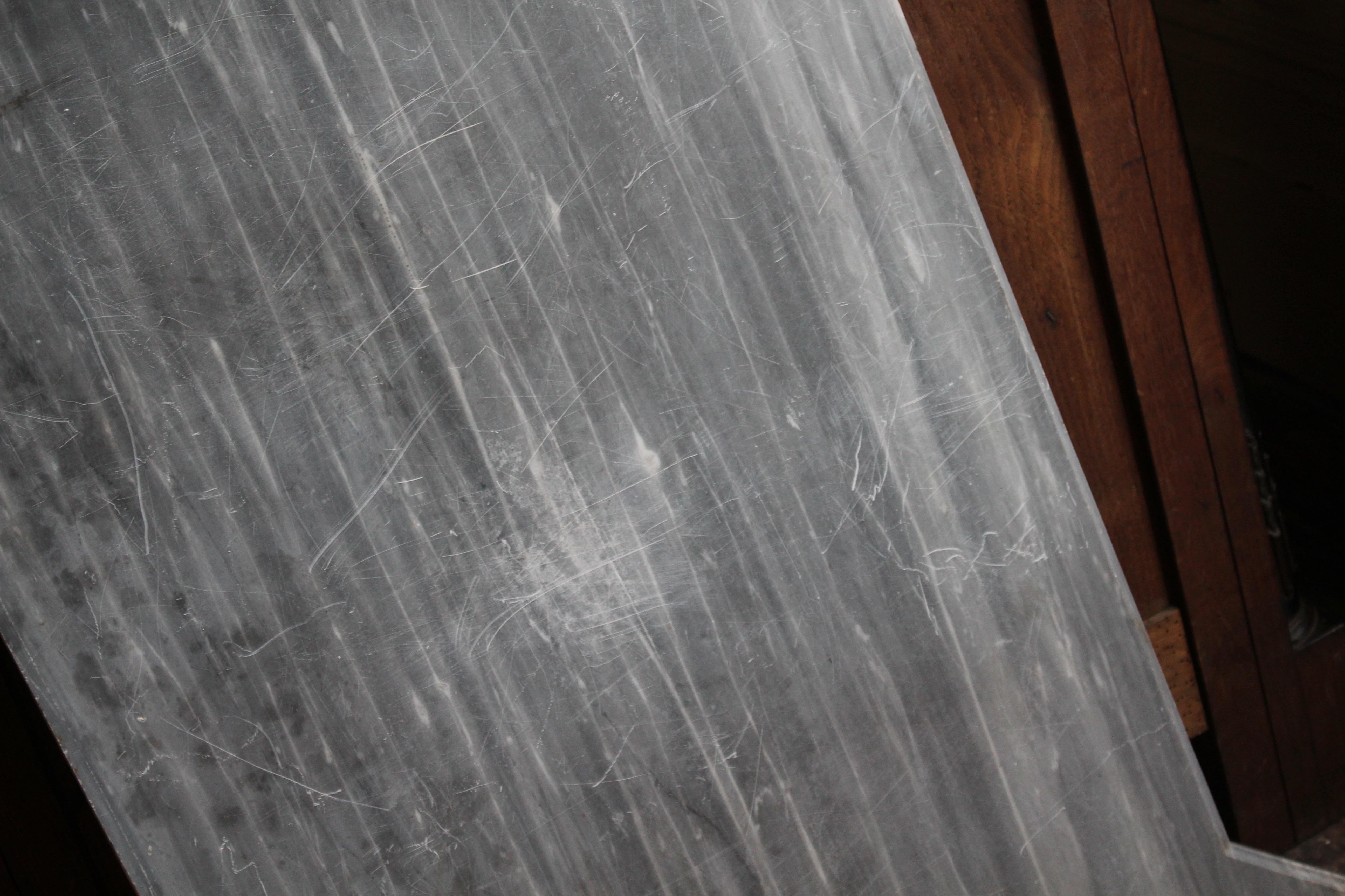 Armoire continentale du 19e siècle à dessus de marbre ébonisé et orné de bronze doré en vente 13