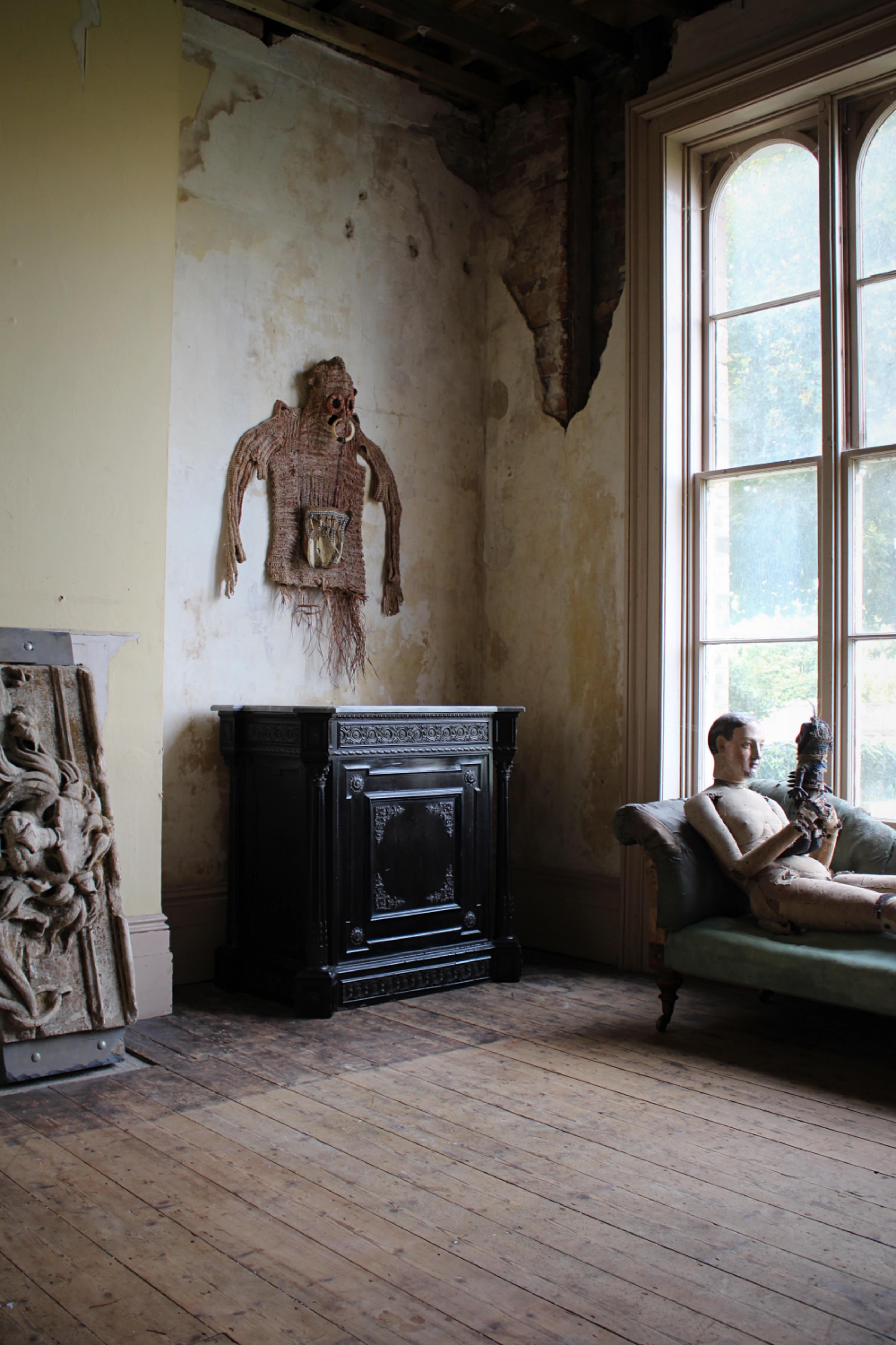 Armoire continentale du 19e siècle, en placage d'ébénisterie d'origine, avec décorations en bronze doré et dessus en marbre d'origine.

Une petite réparation à l'un des coins du plateau en marbre avec des traces d'usure et des rayures dues à l'âge.