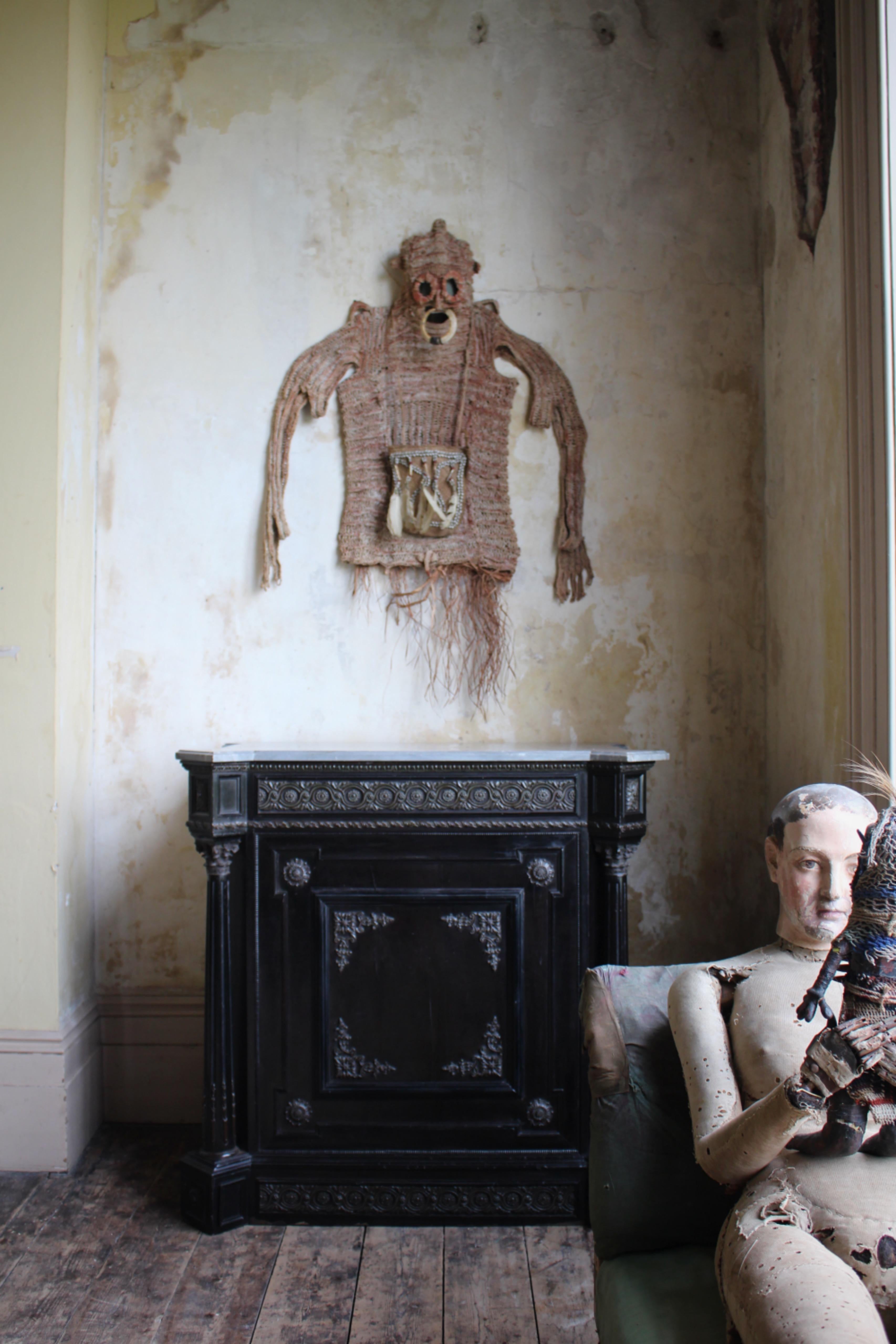 Européen Armoire continentale du 19e siècle à dessus de marbre ébonisé et orné de bronze doré en vente