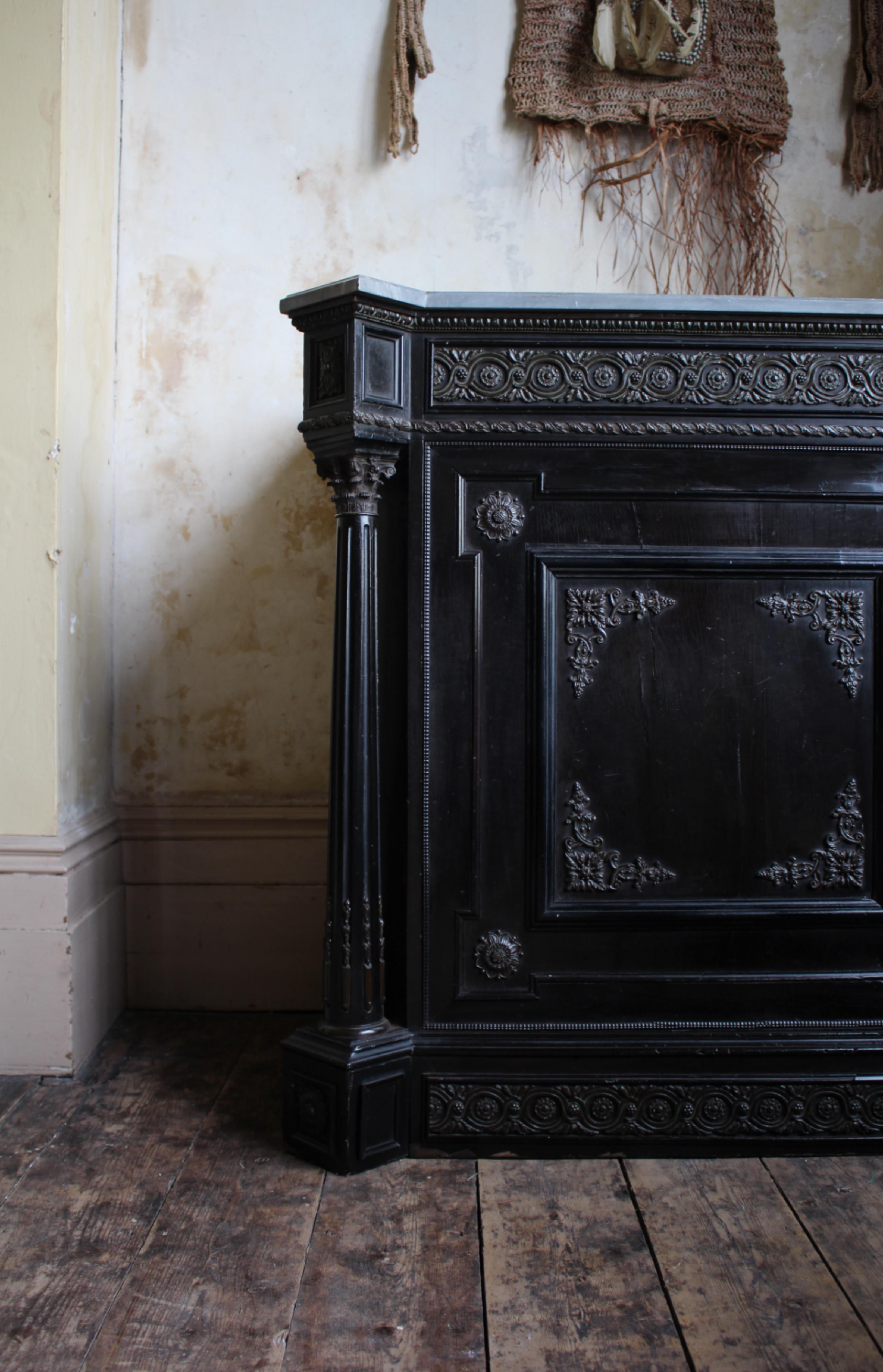 Armoire continentale du 19e siècle à dessus de marbre ébonisé et orné de bronze doré Bon état - En vente à Lowestoft, GB