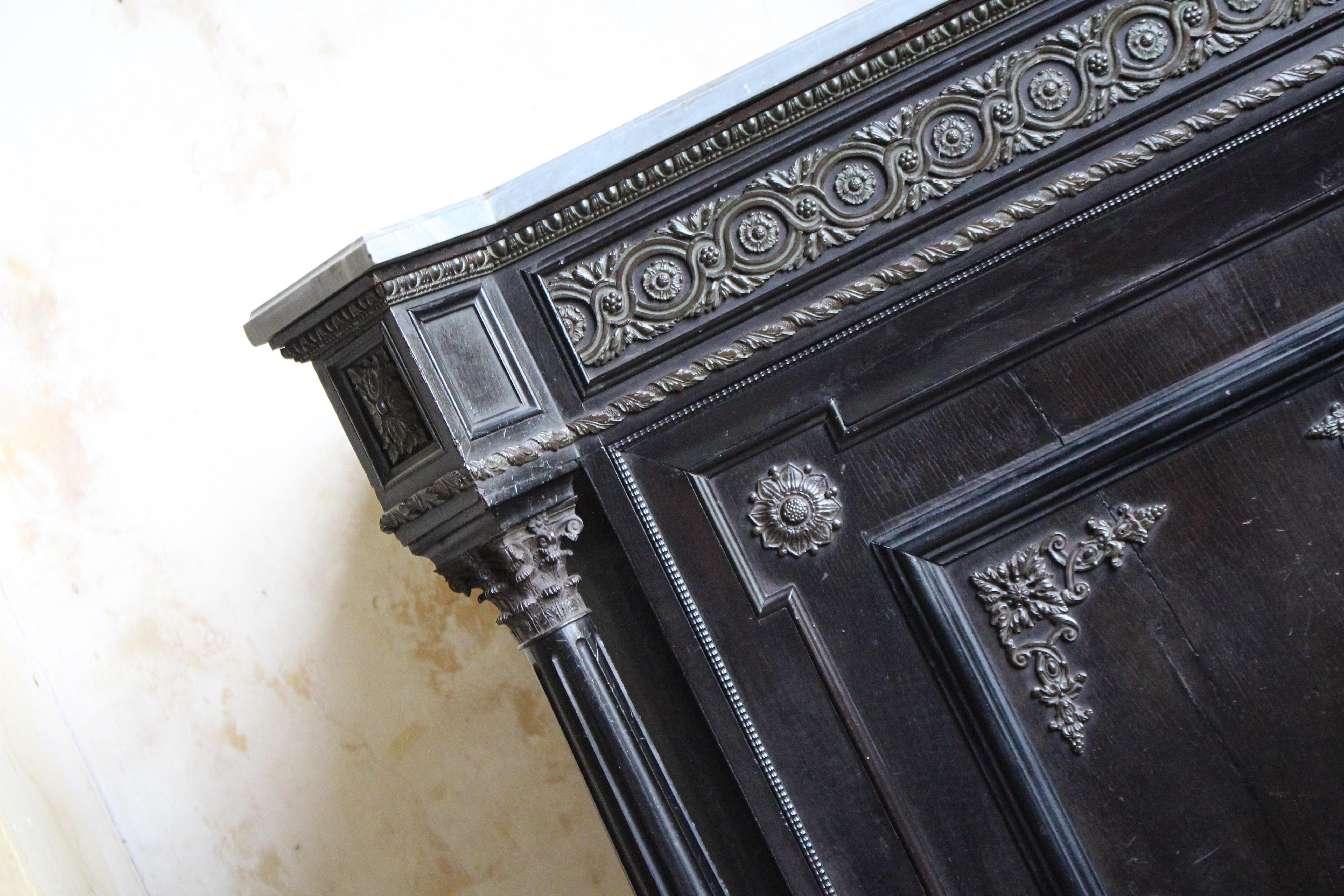 XIXe siècle Armoire continentale du 19e siècle à dessus de marbre ébonisé et orné de bronze doré en vente