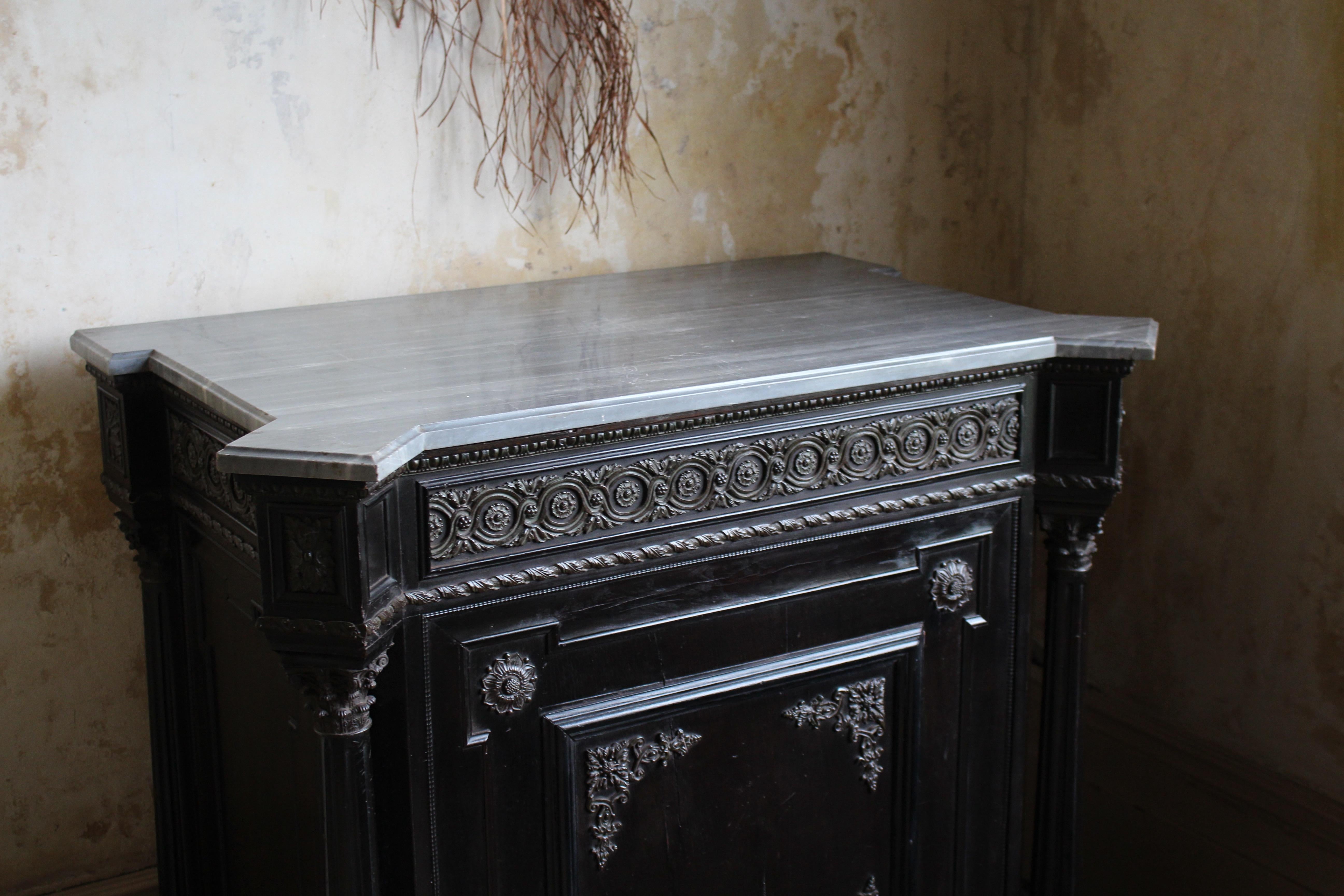 Bronze Armoire continentale du 19e siècle à dessus de marbre ébonisé et orné de bronze doré en vente