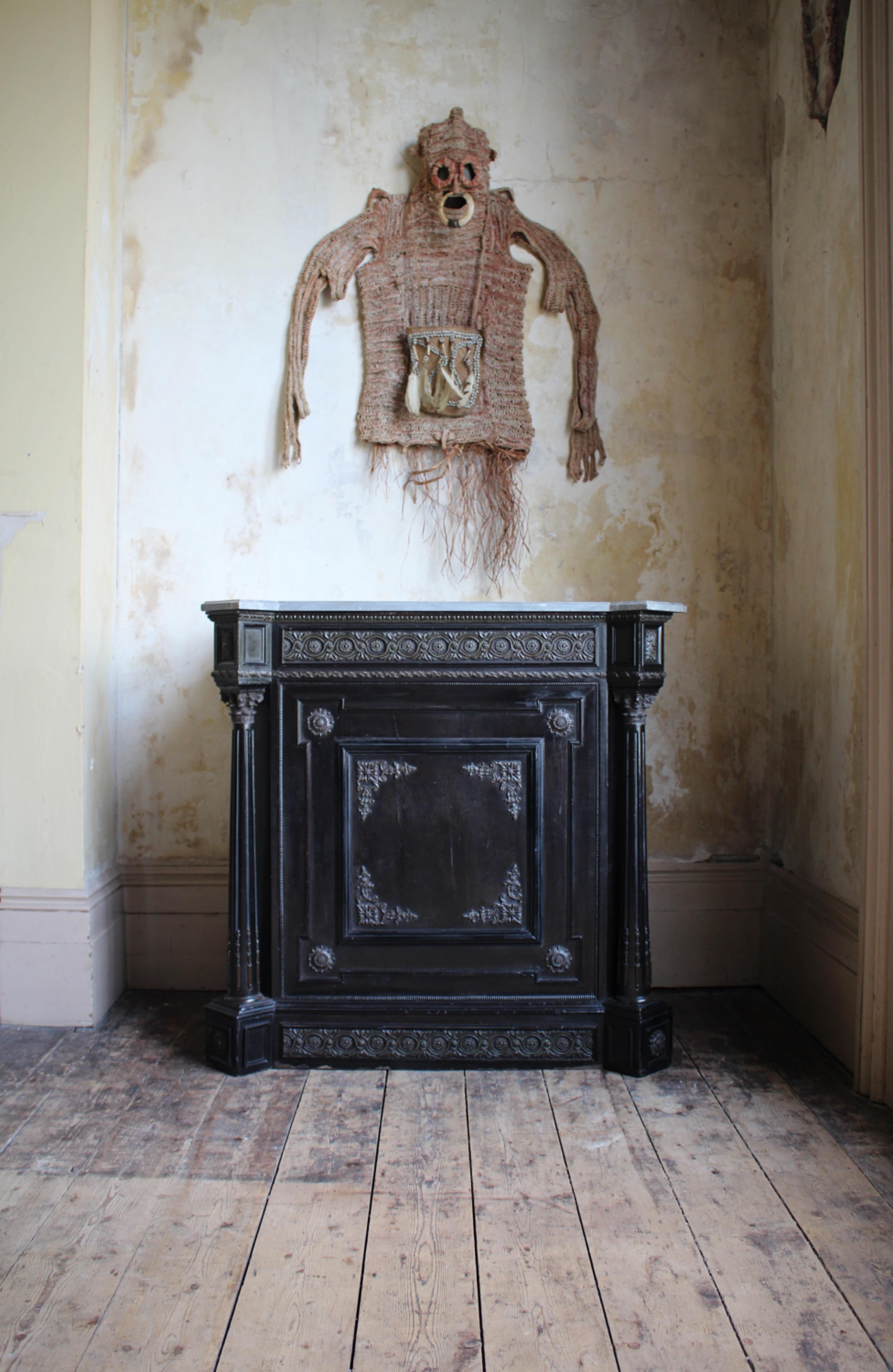 Armoire continentale du 19e siècle à dessus de marbre ébonisé et orné de bronze doré en vente 1