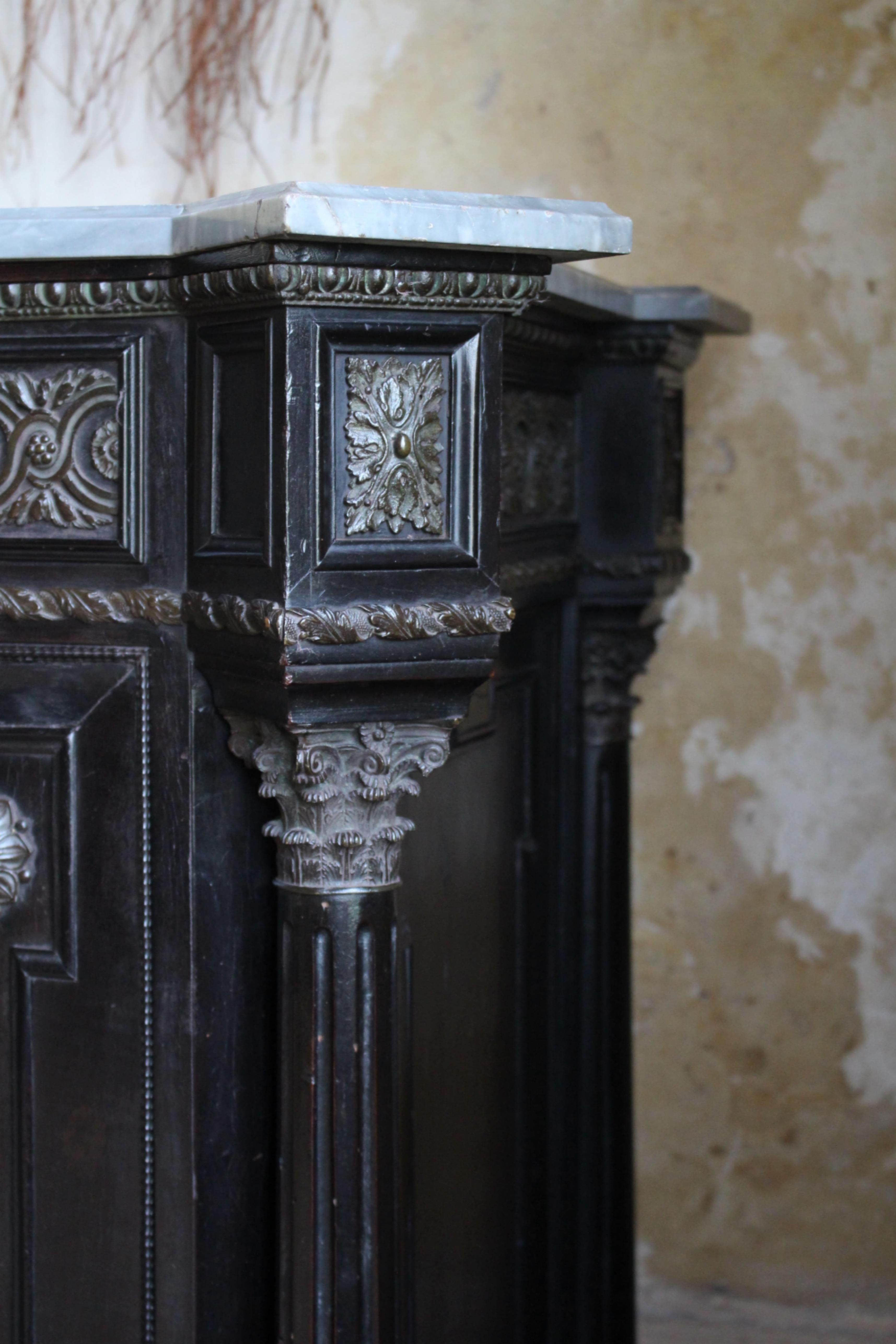 Armoire continentale du 19e siècle à dessus de marbre ébonisé et orné de bronze doré en vente 2