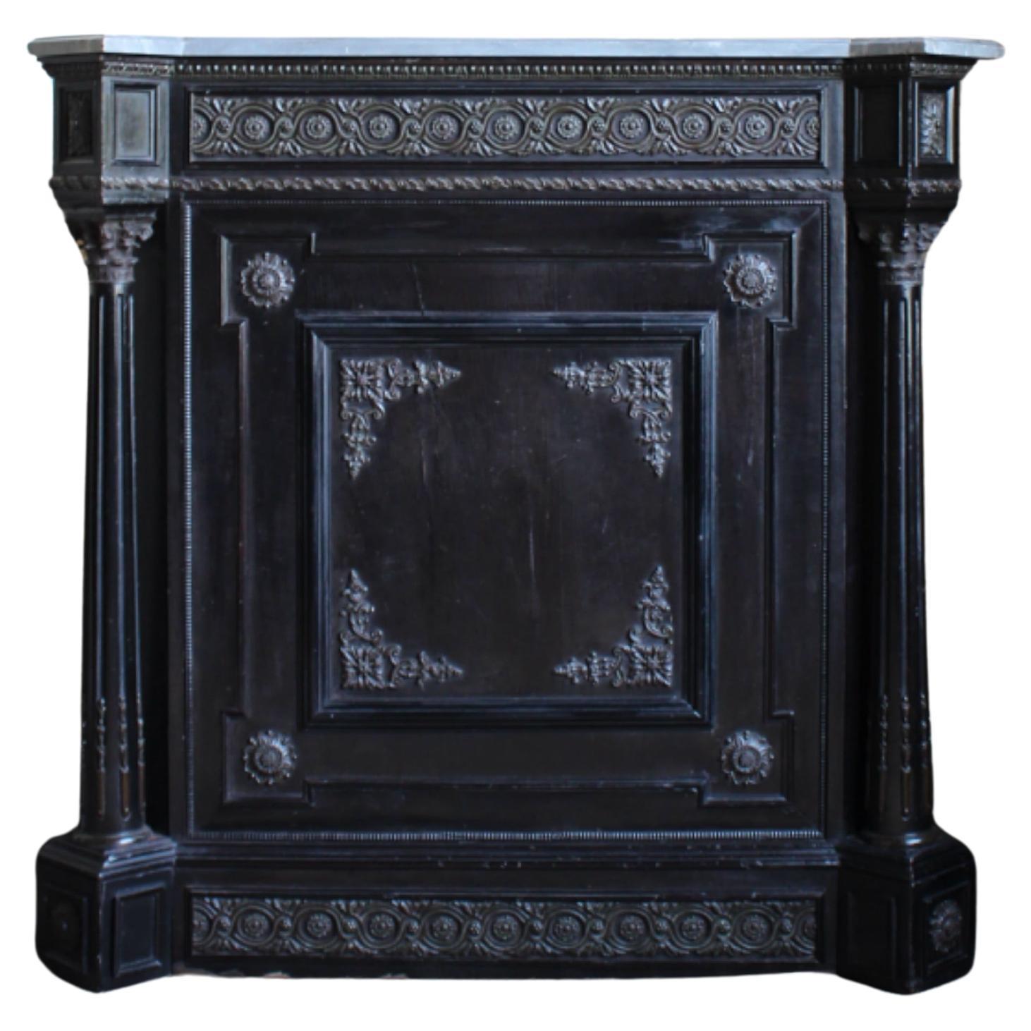 Armoire continentale du 19e siècle à dessus de marbre ébonisé et orné de bronze doré en vente