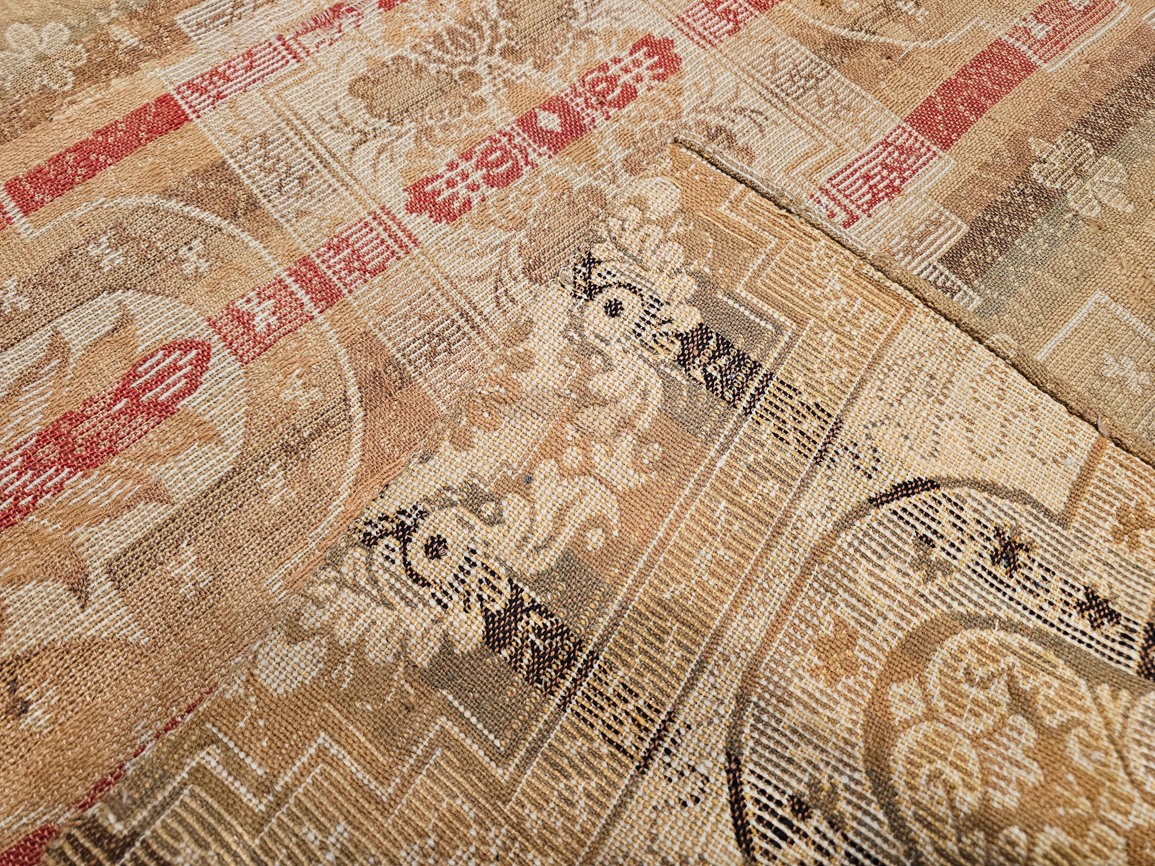 Tapis géométrique européen continental du 19e siècle en rouge, tan et ivoire en vente 3