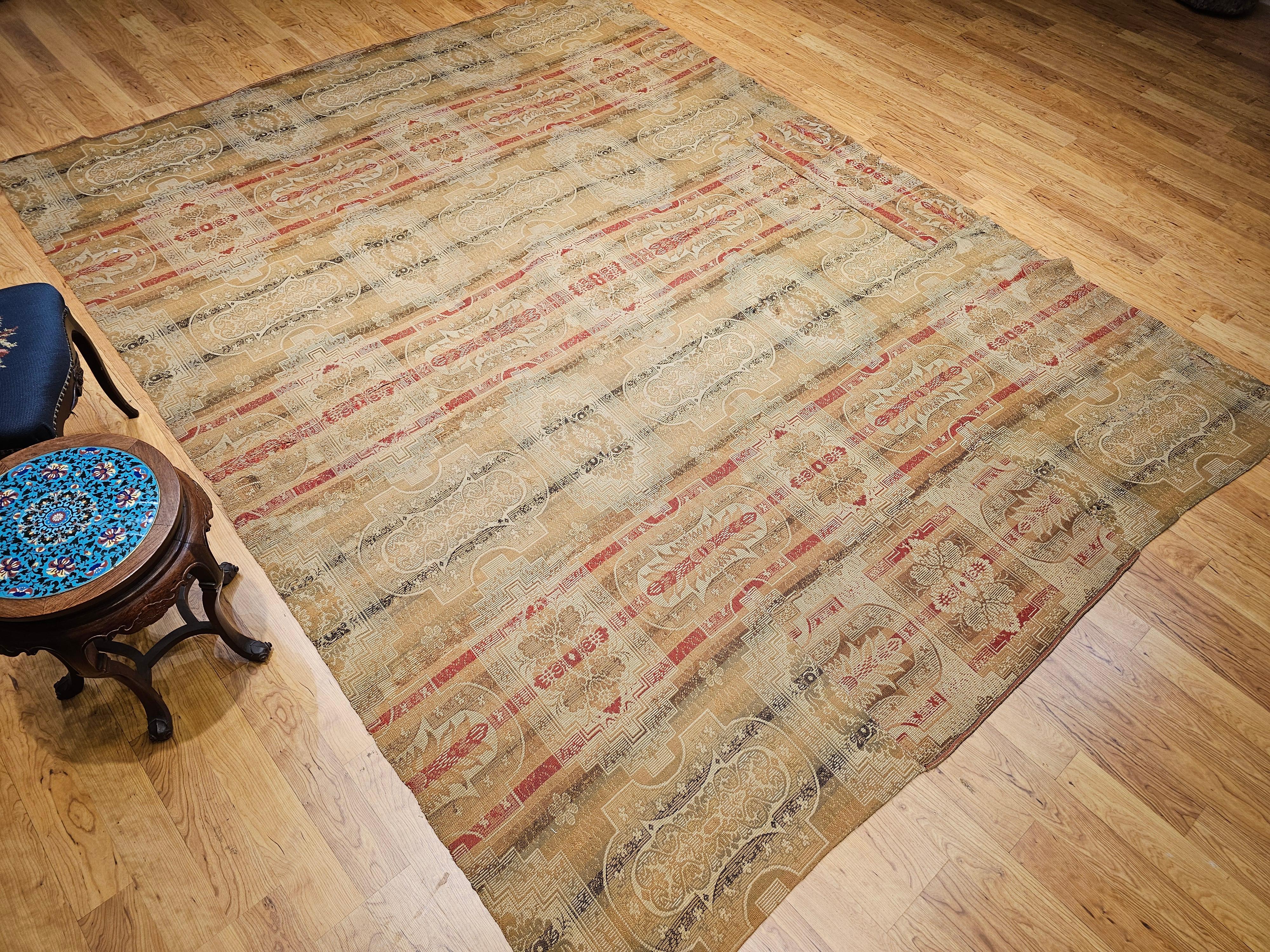 Tapis géométrique européen continental du 19e siècle en rouge, tan et ivoire en vente 4