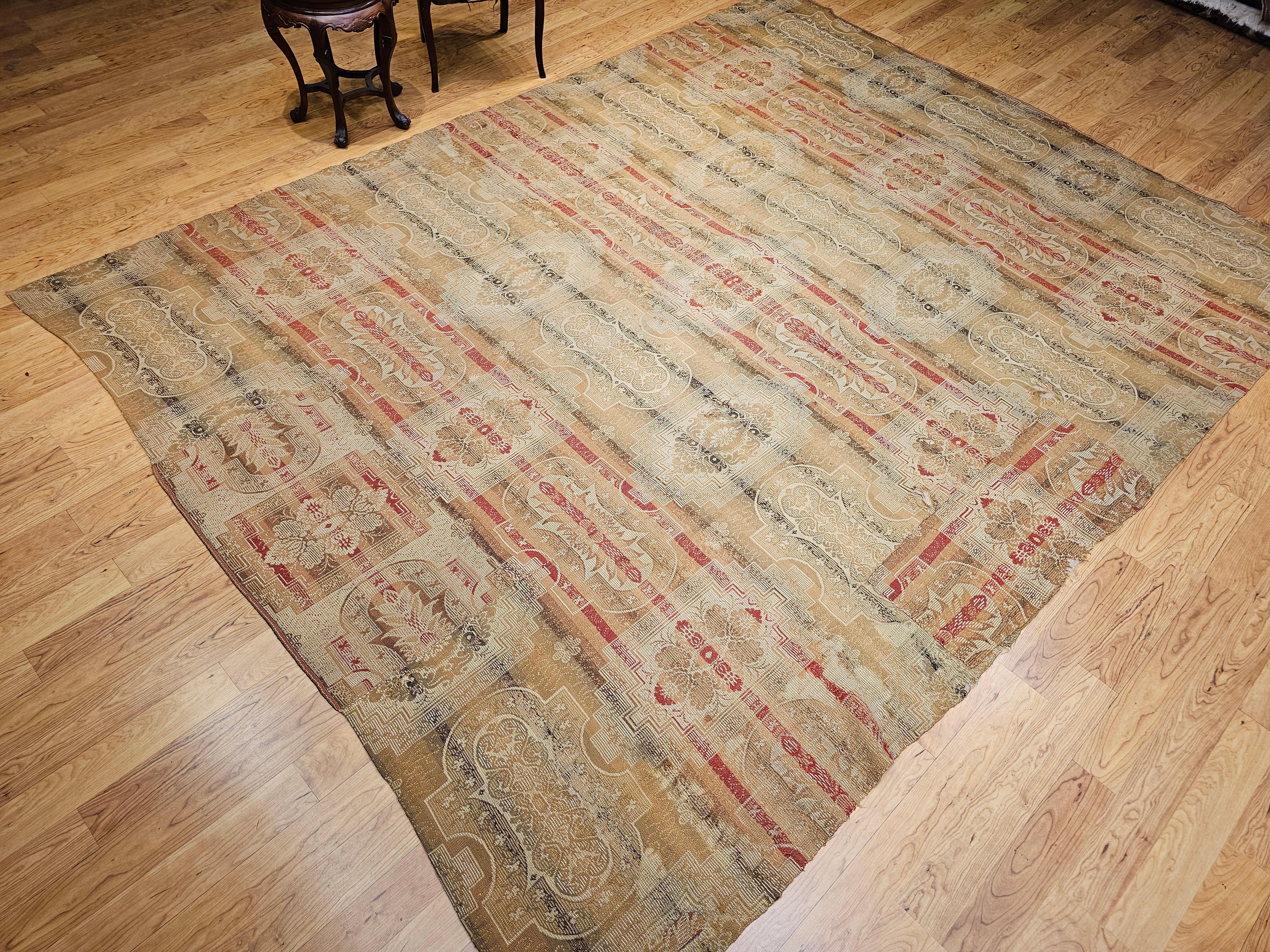 Tapis géométrique européen continental du 19e siècle en rouge, tan et ivoire en vente 6