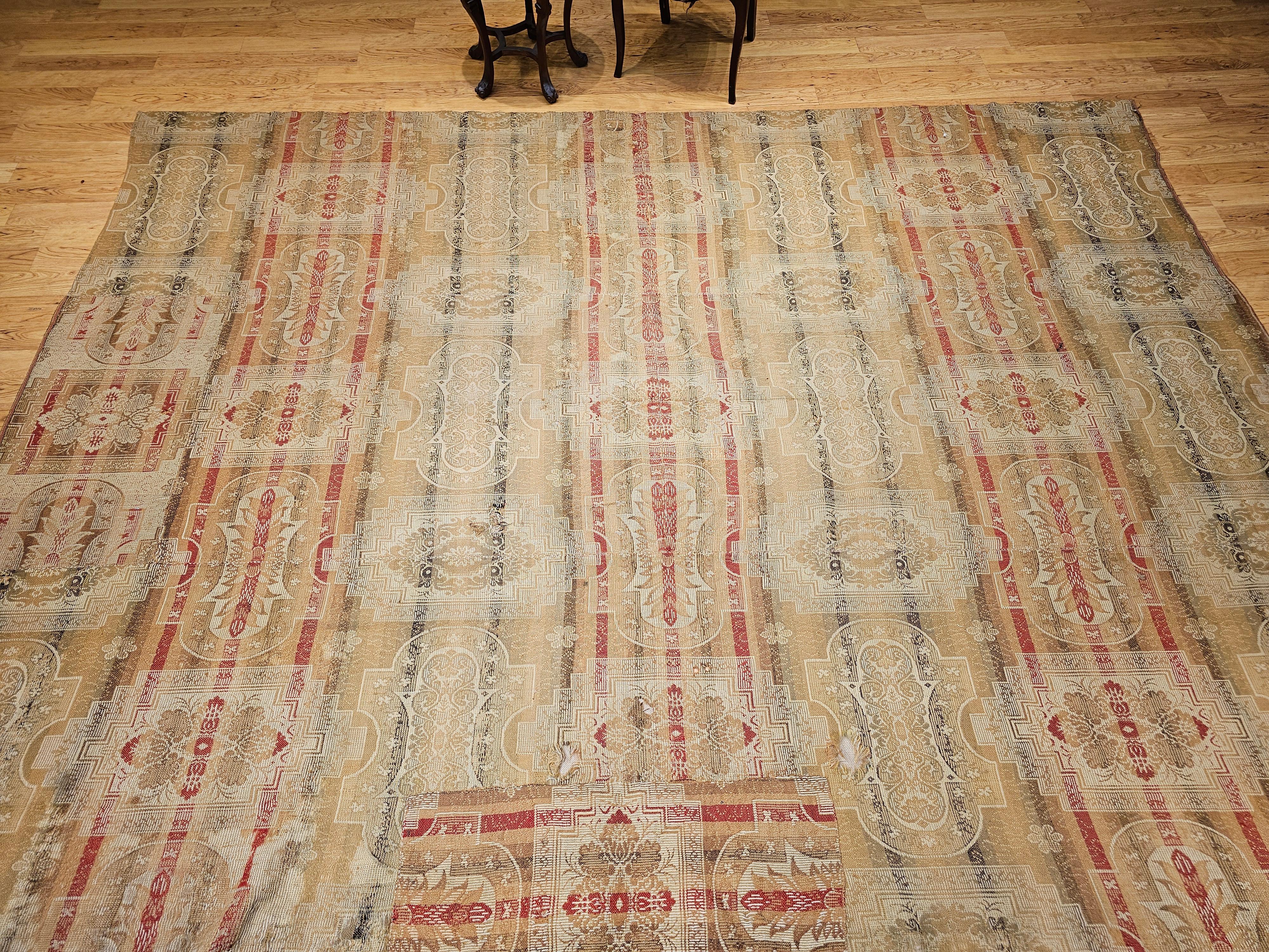 Tapis géométrique européen continental du 19e siècle en rouge, tan et ivoire en vente 7