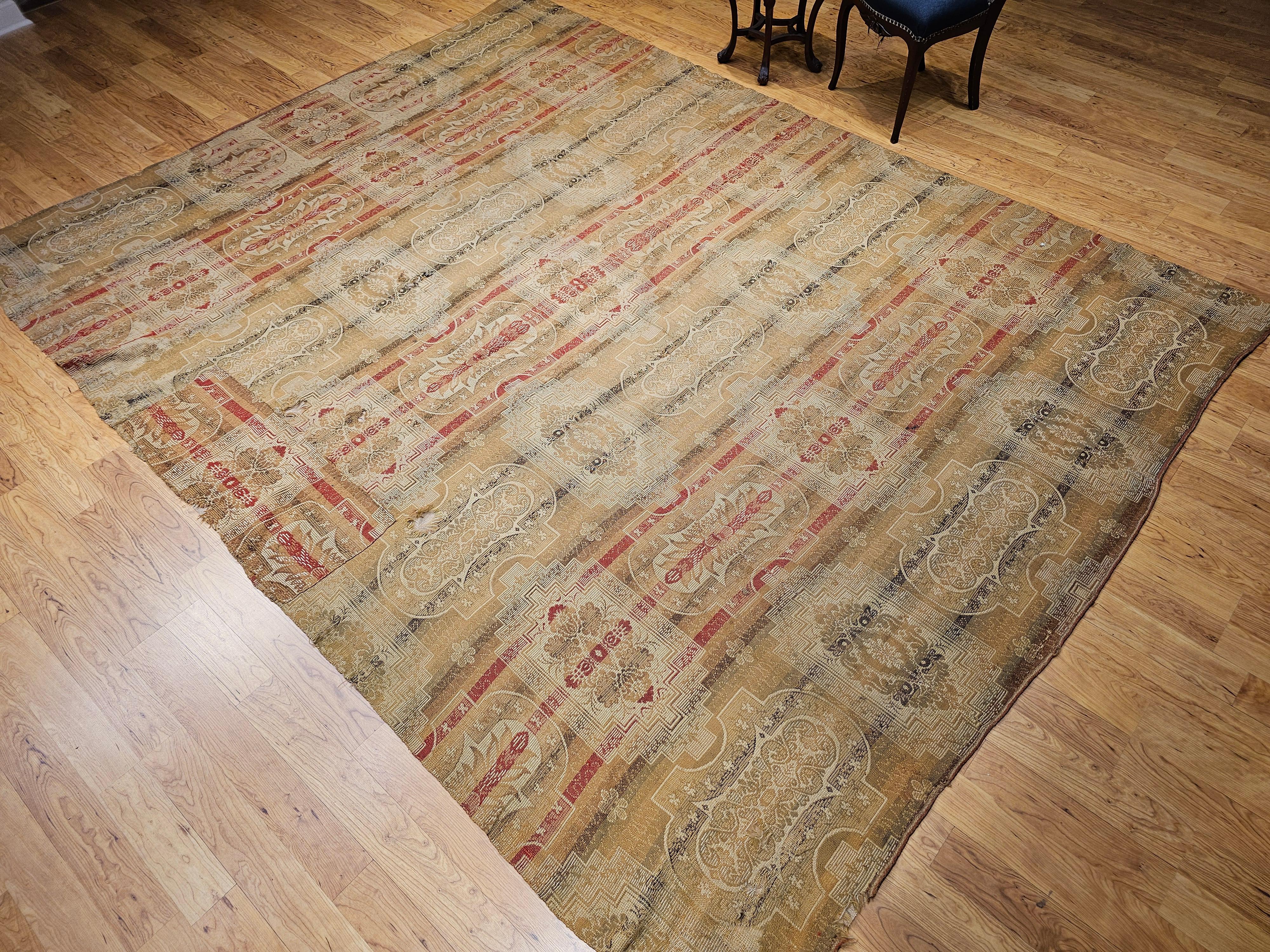 Tapis géométrique européen continental du 19e siècle en rouge, tan et ivoire en vente 8