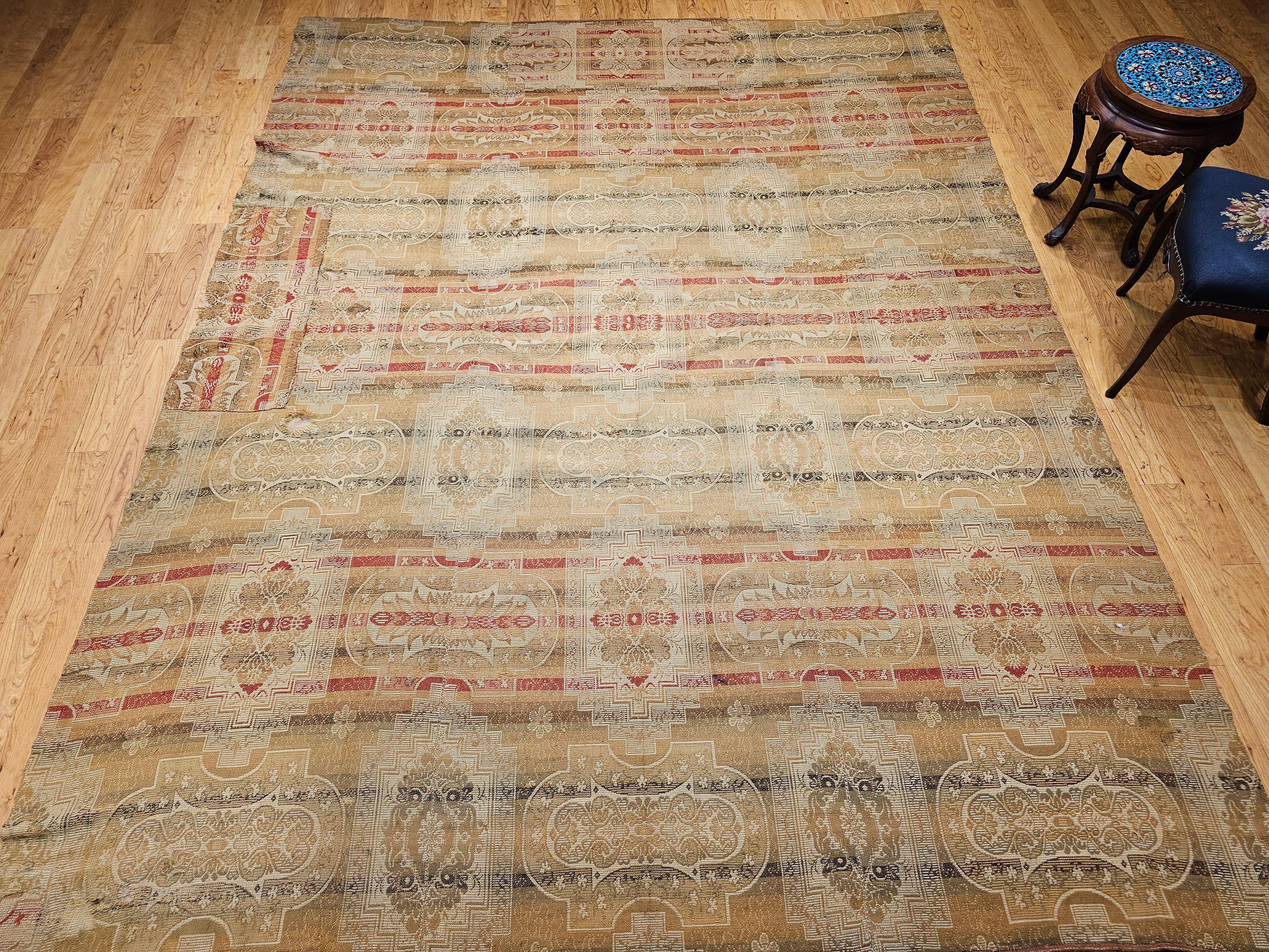 Tapis géométrique européen continental du 19e siècle en rouge, tan et ivoire en vente 9